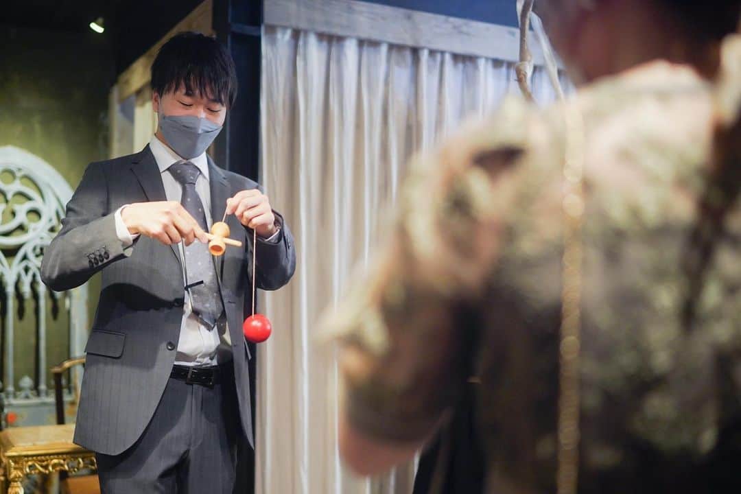 Ruban Weddingさんのインスタグラム写真 - (Ruban WeddingInstagram)「⁡ ⁡ 受付中、新郎新婦様とゲストの皆様が 一緒に楽しめるゲームをご用意♟️ ⁡ エスコートカードがスタンプラリーになっているので、 どんどんスタンプを集めていただきます✨ ⁡ わなげ、写真合わせゲーム、けん玉など 「本当に結婚式？」と思わせるような ワクワクする演出に大盛り上がりでした😆 ⁡ そして集めたスタンプによって、 プチギフトの内容が変わるという仕掛けもあり お開きまでしっかりとお楽しみいただける 演出となりました🎁 ⁡ 先日ストーリーズでアップした様子の正解は 【絵合わせゲーム】でした🙋‍♀️✨ ⁡ ⁡ ⁡ ------------------------------------------- ⁡ 【オリジナルcontents】 ■お2人がゲストをウェルカム！ フルコース以外にウェルカムフードやドリンクをご用意 ⁡ □ミニゲーム -わなげ・スーパーボールすくい・くじびき- ⁡ ■ゲストも参加！フォトコンテスト ⁡ □オリジナルお料理 ⁡ ⁡ ♒︎♒︎♒︎♒︎♒︎♒︎♒︎♒︎♒︎♒︎♒︎♒︎♒︎♒︎♒︎♒︎♒︎♒︎♒︎♒︎♒︎♒︎♒︎♒︎♒︎♒︎♒︎♒︎♒︎♒︎♒︎♒︎♒︎♒︎♒︎♒︎ ⁡ ⁡ Rubanではお客様お一人お一人に合わせて、ご結婚式の内容をご提案しています。 新郎新婦様お二人の個性を表現しながら、 どんなゲストがいらっしゃるか、 どんな思い出を作りたいか、何を伝えたいか、 そんなこともプランナーと一緒に考えてその1日をつくります。 ⁡ ⁡ ⁡ ♒︎♒︎♒︎♒︎♒︎♒︎♒︎♒︎♒︎♒︎♒︎♒︎♒︎♒︎♒︎♒︎♒︎♒︎♒︎♒︎♒︎♒︎♒︎♒︎♒︎♒︎♒︎♒︎♒︎♒︎♒︎♒︎♒︎♒︎♒︎♒︎ ご見学のご予約は @rubanwedding プロフィールページの URLからどうぞ！ ⁡ ウェディングフェアーのご予約は WEBサイトorお電話にて🌿 📞087-873-2292 DMからのご質問もお受けしております！ ⁡ お気軽にご相談下さいませ！  結婚式場 Ruban-リュバン- 香川県高松市香西北町181-1 ⁡ #rubanwedding#ruban#リュバン#アンティーク#花嫁#プレ花嫁#香川県のプレ花嫁さんと繋がりたい#デザートビュッフェ#高松結婚式場#chainonwedding #marry#marry花嫁#高松市#フォトウェディング#香川花嫁#高松花嫁#四国花嫁#ウェルカムパーティー#貸切ウェディング#オリジナルウェディング #ウェディングパーティー#結婚式演出アイデア #結婚式演出アイデア #香川結婚式場 #ウエディングフェア #コンセプトウエディング #結婚式アイディア」4月30日 20時46分 - rubanwedding