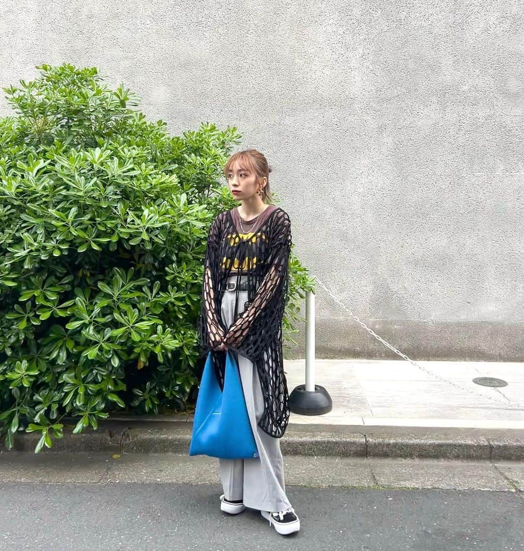 塩川裕美のインスタグラム：「. 青山にお出かけした日☀︎ あったかかったり寒かったり🍃最近振り回されてる🫠  . . . . #青山 #古着 #古着mix #marte #maisonmargiela #mm6 #marni #vans #tricots #スラックス #レイヤード #ハイトーンカラー #サロンモデル #サロモ #ミディアムヘア」