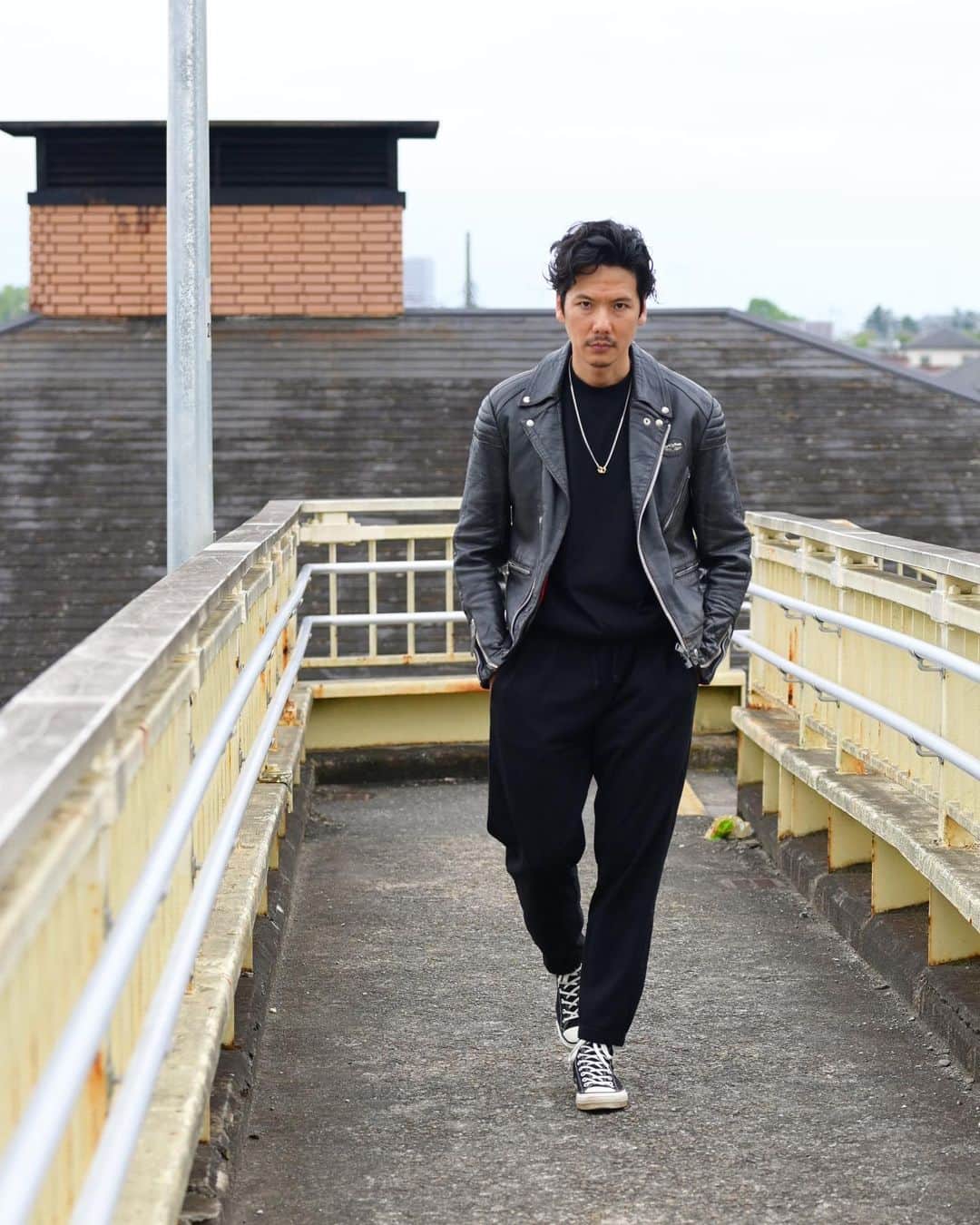 Shuhei Nishiguchiのインスタグラム：「"Just Simplicity on cloudy day"◀︎◀︎◀︎6pics 休日のお散歩アウトフィット。 スウェットのセットアップにヴィンテージライダース。  【ITEM】 Riders Jacket： @lewisleathers 70's Sweat set up： @fruitoftheloom_japan  Shoes： @converse   #mensstreetstyle #mensclothing #vintagewatch #vintageclothing #mensweardaily #spezzatura #outfitmen」