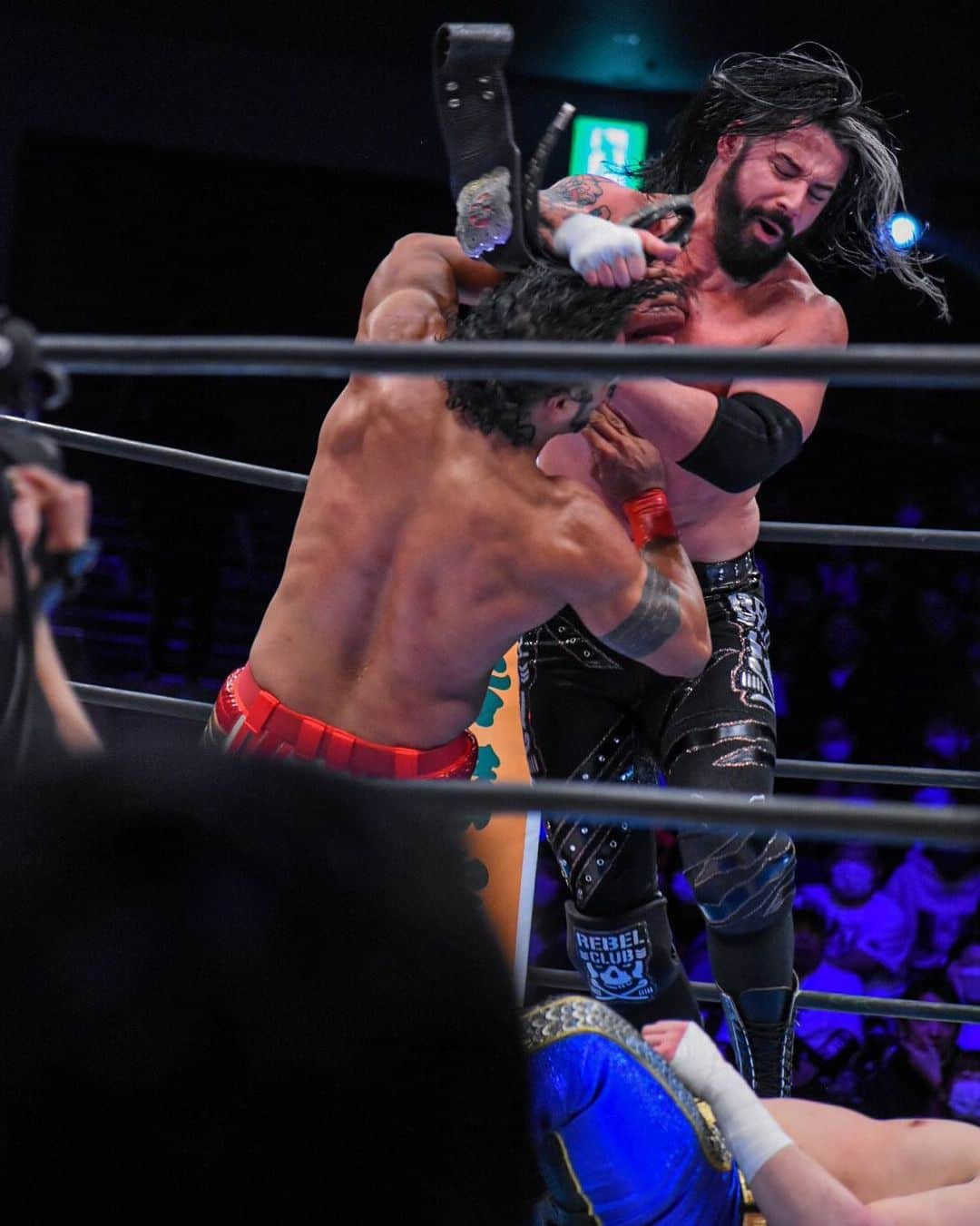 のインスタグラム：「Our fathers would have been savage enough to hold the Never title. I’m savage enough to take the Never title. But the real question is:  Are you still savage enough to stop me? @thegoodbadguytamatonga  • #njdontaku #njpw #bulletclub」