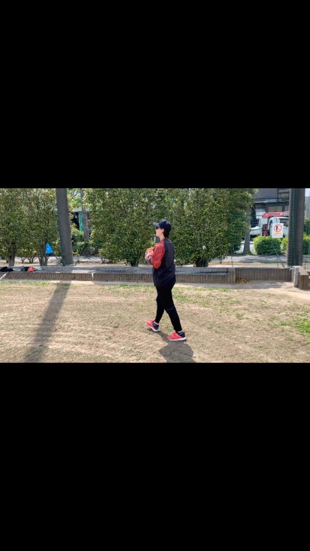 渥美万奈のインスタグラム：「キャッチボール動画はなかなか撮れませんが 今回は背中側から  内野手投げをやっていますが、 確認しているのは  右手のボールの位置 肩甲骨の使い方 グラブ側の肩甲骨の使い方 指の掛かり  この確認をしながらキャッチボールをします  肩が強くないので いつも塁間ちょっとを低いボールを 意識して投げています  ボールを浮かせて投げたくないのは 昔からです。遠投はあまりしません。  肩の動きが悪い時に大きく使って遠投したりはします。  練習の中で1番意識してやっていたのがキャッチボールです。 是非、アップではなく技術向上のために 意識してみてください！  最近は肩が痛く投げれなくなってきたので インナー重視で抜けないようにトレーニングです。 背中を使って投げると痛くないです。 フレーチャもその一つです！  @mine.yukiyo  @am.manager222   #あつみね活動 #あつみね #ソフトボール #女子ソフトボール #男子ソフトボール #オリンピア #セカンドキャリア #ソフトボール普及活動 #ツクツク #あつみねふぁ〜む #あつみんち #あつみねわくわくプロジェクト #みんなで街づくり #ポイントで繋がろう #ソフトボールを盛り上げよう」
