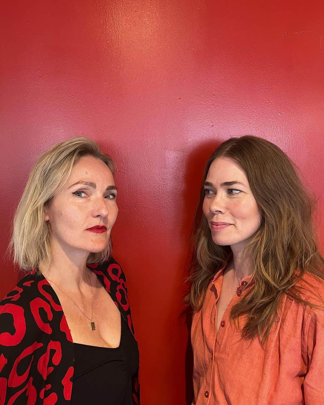のインスタグラム：「I mit sind har jeg kendt @maloutuxen længe, fordi jeg har tilbragt tre års søndage i hendes selskab i en anden podcast. I virkeligheden mødte jeg hende første gang for knap et halvt år siden, men hun er hurtigt blevet en af mine favoritsamtalepartnere med sin generøsitet, sit skarpe men stadig blide øje for livets og hverdagens ufrivillige morsomheder og sin sproglige akkuratesse. Derfor var det en udsøgt fornøjelse at tale med hende om Jonathan Franzens mesterværk ‘Frihed’, der nådesløst og grundigt endevender den lange kærlighed på godt og ondt. Vi taler om tid tilbragt sammen og blottelse af de mørke sider som væsentlige elementer af det at knytte sig til et andet menneske. Og vi afslører totalt slutningen på romanen, så spoiler alert for det. Men mit bud er, læseoplevelsen stadig vil være stor, så hermed anbefalet. Du kan lytte til dagens udgave af Scener fra et kærlighedsliv hos @podimo_dk - og så kan du bagefter lytte til de andre afsnit i serien, der byder på seriøst forskellige blikke på kærlighed og introduktion til seriøst forskellig litteratur på området. Rigtig god søndag 🎧❤️」