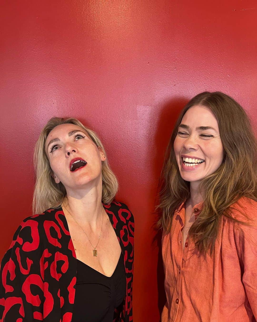 ビアギッテ・ヨート・スレンセンさんのインスタグラム写真 - (ビアギッテ・ヨート・スレンセンInstagram)「I mit sind har jeg kendt @maloutuxen længe, fordi jeg har tilbragt tre års søndage i hendes selskab i en anden podcast. I virkeligheden mødte jeg hende første gang for knap et halvt år siden, men hun er hurtigt blevet en af mine favoritsamtalepartnere med sin generøsitet, sit skarpe men stadig blide øje for livets og hverdagens ufrivillige morsomheder og sin sproglige akkuratesse. Derfor var det en udsøgt fornøjelse at tale med hende om Jonathan Franzens mesterværk ‘Frihed’, der nådesløst og grundigt endevender den lange kærlighed på godt og ondt. Vi taler om tid tilbragt sammen og blottelse af de mørke sider som væsentlige elementer af det at knytte sig til et andet menneske. Og vi afslører totalt slutningen på romanen, så spoiler alert for det. Men mit bud er, læseoplevelsen stadig vil være stor, så hermed anbefalet. Du kan lytte til dagens udgave af Scener fra et kærlighedsliv hos @podimo_dk - og så kan du bagefter lytte til de andre afsnit i serien, der byder på seriøst forskellige blikke på kærlighed og introduktion til seriøst forskellig litteratur på området. Rigtig god søndag 🎧❤️」4月30日 20時55分 - bhjortsorensen