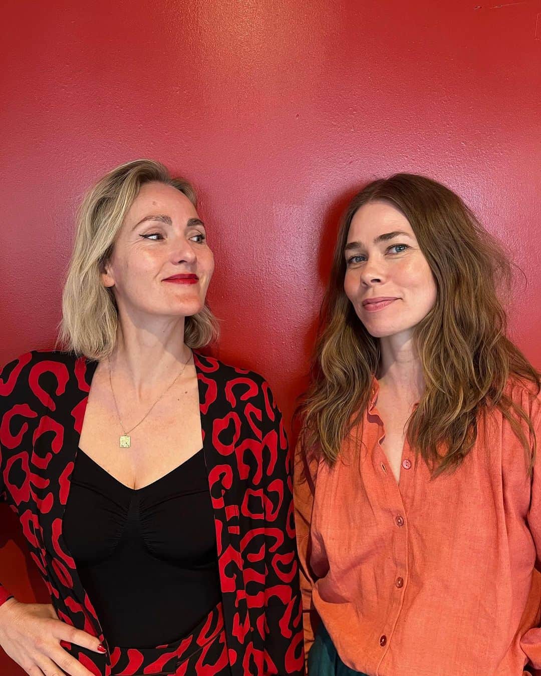 ビアギッテ・ヨート・スレンセンさんのインスタグラム写真 - (ビアギッテ・ヨート・スレンセンInstagram)「I mit sind har jeg kendt @maloutuxen længe, fordi jeg har tilbragt tre års søndage i hendes selskab i en anden podcast. I virkeligheden mødte jeg hende første gang for knap et halvt år siden, men hun er hurtigt blevet en af mine favoritsamtalepartnere med sin generøsitet, sit skarpe men stadig blide øje for livets og hverdagens ufrivillige morsomheder og sin sproglige akkuratesse. Derfor var det en udsøgt fornøjelse at tale med hende om Jonathan Franzens mesterværk ‘Frihed’, der nådesløst og grundigt endevender den lange kærlighed på godt og ondt. Vi taler om tid tilbragt sammen og blottelse af de mørke sider som væsentlige elementer af det at knytte sig til et andet menneske. Og vi afslører totalt slutningen på romanen, så spoiler alert for det. Men mit bud er, læseoplevelsen stadig vil være stor, så hermed anbefalet. Du kan lytte til dagens udgave af Scener fra et kærlighedsliv hos @podimo_dk - og så kan du bagefter lytte til de andre afsnit i serien, der byder på seriøst forskellige blikke på kærlighed og introduktion til seriøst forskellig litteratur på området. Rigtig god søndag 🎧❤️」4月30日 20時55分 - bhjortsorensen