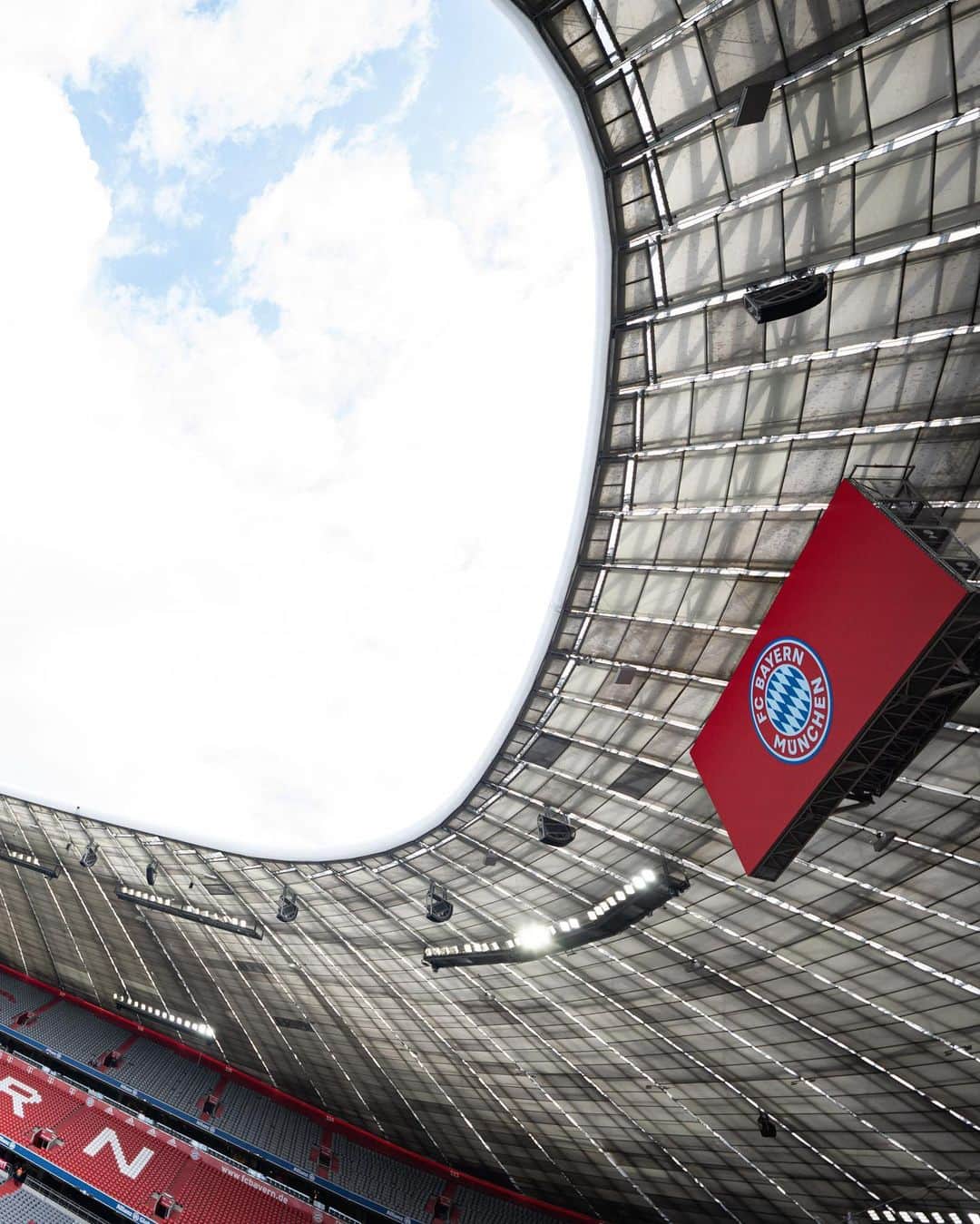 バイエルン・ミュンヘンさんのインスタグラム写真 - (バイエルン・ミュンヘンInstagram)「No place like home! 🏟️❤️  #PACKMAS vs. Hertha BSC.   #FCBayern #MiaSanMia #FCBBSC #Bundesliga」4月30日 20時49分 - fcbayern