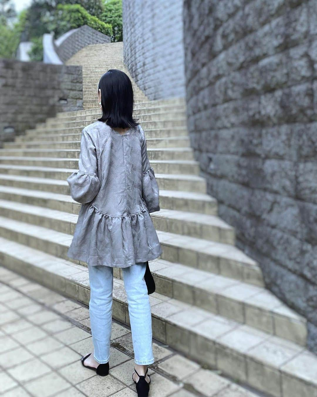 辻美里さんのインスタグラム写真 - (辻美里Instagram)「だいすきなしおりんコラボのお洋服。 前回、即完売で買えなかったチュニックのnewデザインをget🛒  私は新色のグレーにしたよ。 グレーは苦手意識があってなかなかの挑戦だったけど、ツヤ感がほんのりあるからか肌なじみが良くてびっくり🦢このグレーかわいいっ🩶  ほかのチュニックにはない珍しい切り返しが大人っぽくもかわいく仕上げてくれる。 洗濯がじゃぶじゃぶできるのもありがたい🫧 ボトムスを選ばない羽のような葉っぱのような柄もかわいい🪽✨  …とおすすめポイントを話したらキリがないのです。笑」4月30日 20時49分 - s666yy