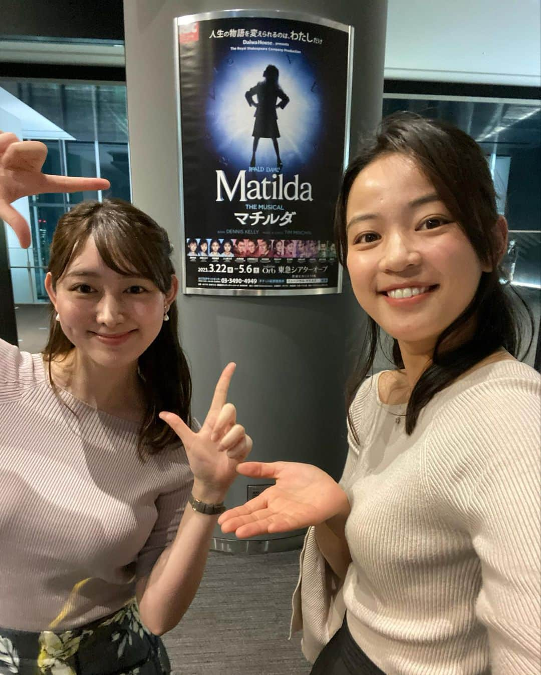 森山みなみさんのインスタグラム写真 - (森山みなみInstagram)「. #マチルダ　鑑賞📚  沢山の困難に立ち向かっていく少女マチルダと、教師ミスハニーの包み込むような優しさ、我慢強さにはぐっと胸を打たれた、、。  生徒役のキャストさんたちの力強いパフォーマンスは圧巻！when I grow up、ブランコの演出が素敵だった🌱  マチルダはまだ幼くて小さい身体なのに、会場全体に響く感情の表現や歌声、エネルギー…。強い意志で"正しくないこと"とたたかう姿はかっこよかったです。  しばらくアルバムを聞いて余韻に浸る…😌  個人的にはミスハニー役が #昆夏美 さんと#咲妃みゆ さんのダブルキャストの時点でずっとドキドキワクワクだったのです☺️♡♡♡  いつかブロードウェイでも観たい作品🌹」4月30日 20時51分 - minami.moriyama_ex