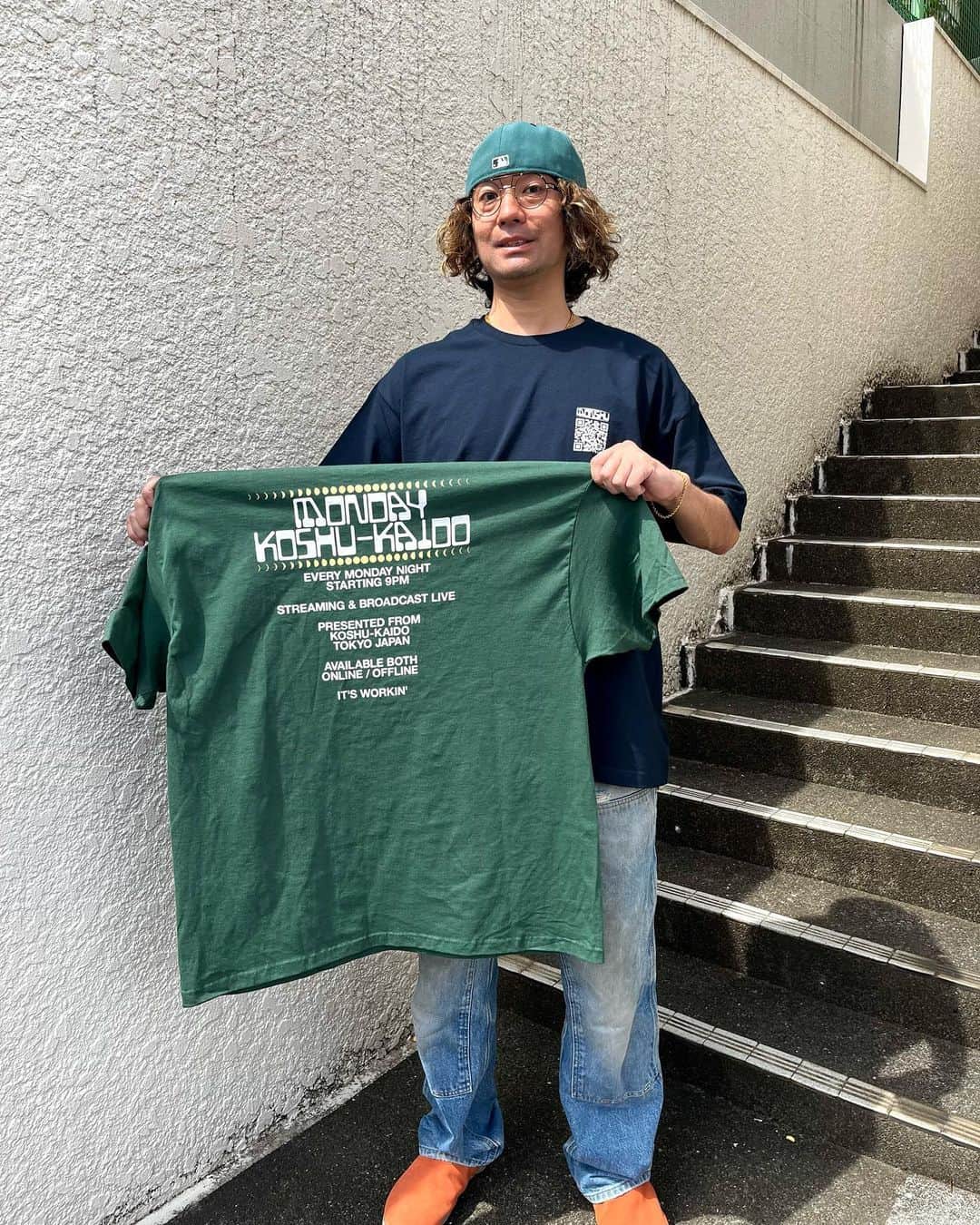 ZEN-LA-ROCKのインスタグラム：「『MONDAY 甲州街道』Tシャツ完成‼️‼️‼️ なのですが、お店でまさかの水漏れ発生😱💦 明日5/1(月)の幡ケ谷 @scuba.hatagaya の開催か否かは日中の工事次第という事になりました🚧 随時SNSにてINFOしていきます🙏🏽🙏🏽🙏🏽 そして突貫でデザインしてくれた @zmurfobld 先生にも大/感/謝🥹 ステッカーも間に合いましたので開催の際はご来場の皆様にプレゼントします🙏🏽 中止の場合は残念ですが、平常配信になります👀  昨夜のBXも楽しかったDEF  あと🇲🇽最&高❤️‍🔥🌈  開催出来る事を祈ります🥹🙏🏽🥹 . . . #monday甲州街道 #monshu #zenlarock #祝20回目 #fncy #lifeiswonder #nemes」