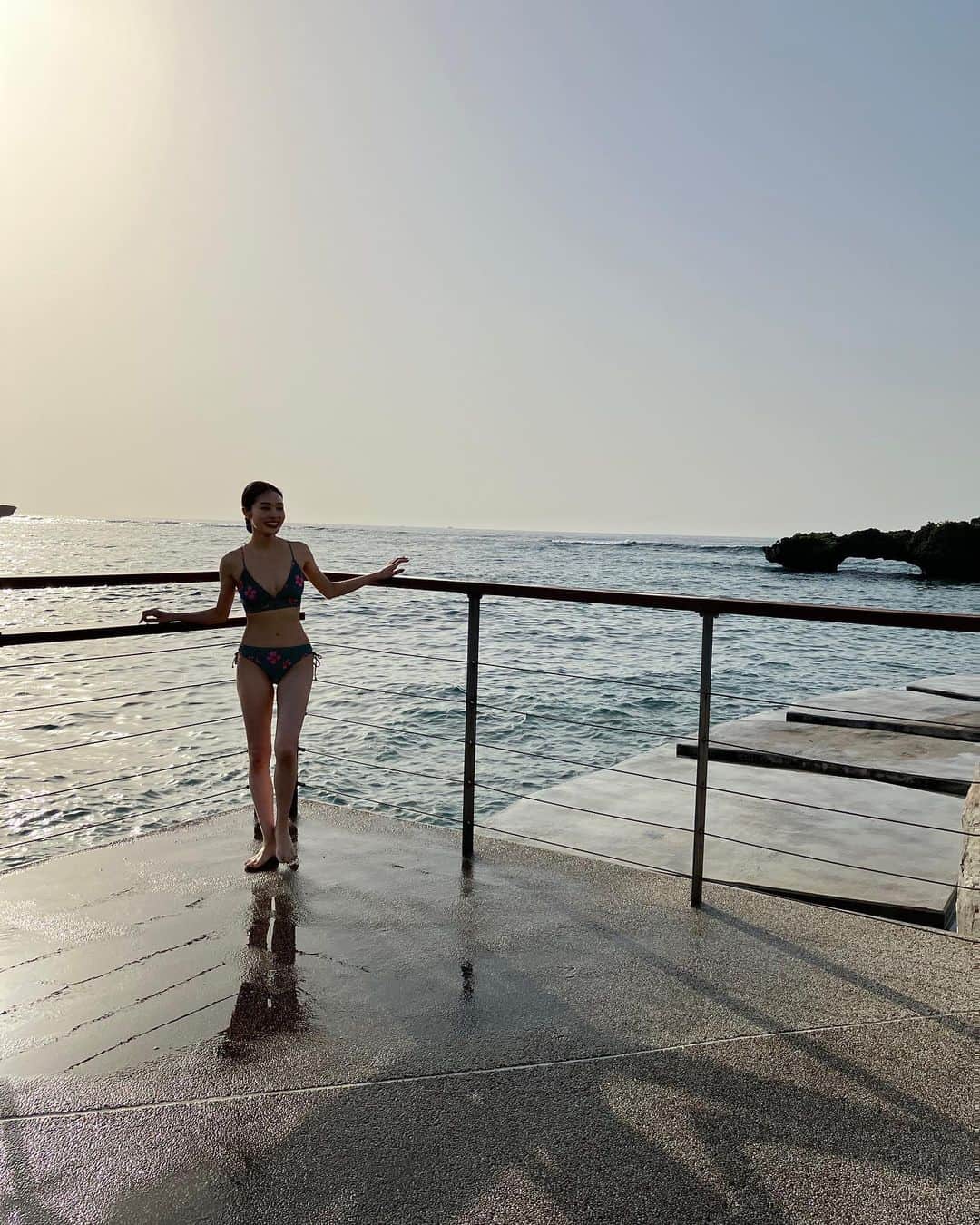 小林かれんのインスタグラム：「全無料自動アトラクション うしろからザブーン🌊  残念ながら波が来てる時にシャッターは押せなかったみたいです🙃🙃📸＝母。 今年還暦なもんでちゃんちゃんこ着せやな❤️  #沖縄旅行　 #瀬良垣」