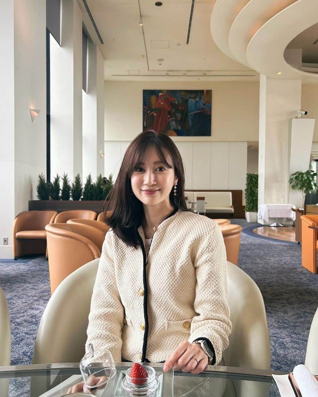 川本彩のインスタグラム：「苺づくしの最高の息抜きをした日🍓🤍  新しいコスメは暫く眺めてから楽しみな日に合わせて使用するタイプなのでこの日は 冬に購入して結構溜め込んでしまった☃️  @equmal.official のコスメを🤍😂 優香子 @yukakokurosaka0606 がコラボしていたアイテム💄✨ ティントはお茶していても落ちないしアイシャドウは優しい春らしいカラーばかりでラメが特にお気に入り😌 #コスメ #韓国コスメ #リップティント #カフェ」