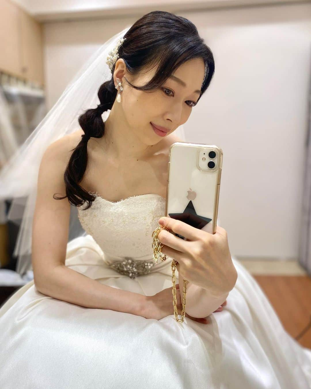 海隼人（有馬佐織）さんのインスタグラム写真 - (海隼人（有馬佐織）Instagram)「お久しぶりの玉ねぎ🧅ヘア😆 待ち時間がたっぷりだったので、自撮り🤳🌟  いつも良くして下さる介添えさんが、 お写真撮るのは苦手だと仰りながらも、ドレスを広げて撮って下さったので、折角なので一緒にup😉🩵  #玉ねぎヘアー  #model#記録 #weddingdress#dress #ウェディングドレス #photography #japan #2023#april #bridalphotos #撮影#前撮り#前撮り撮影 #フォトウェディング #ゆるふわアレンジ #wedding#bridal #weddingphotography  #卒花#プレ花嫁#花嫁準備 #happy#smile #😆#❤️ #宝塚og#元宝塚 #海隼人」4月30日 20時54分 - saorimahalo