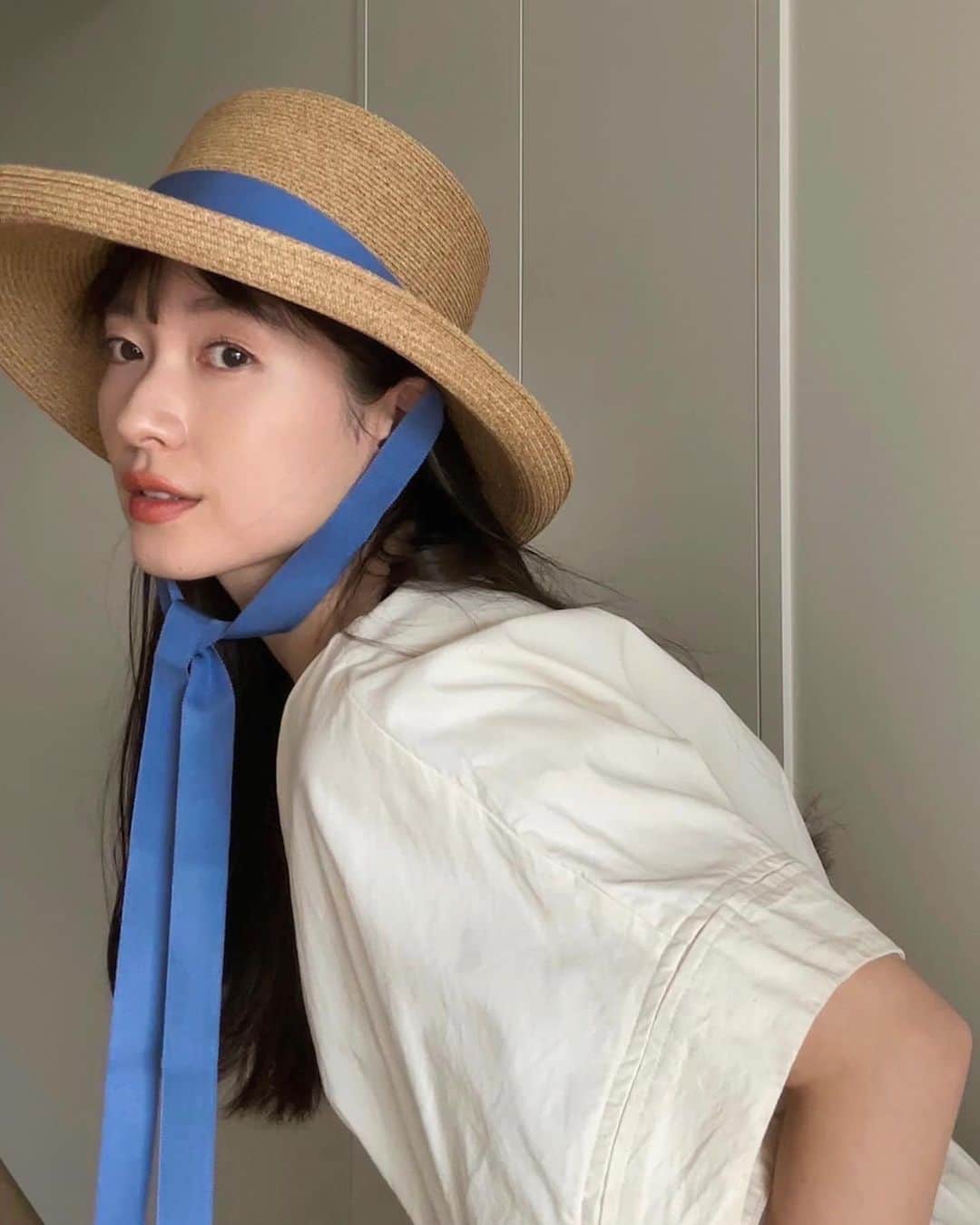 吉竹美聡のインスタグラム：「リボンの色を変えられる帽子🦜✨ 水色💙海に行きたくなる🚢💌  #麦わら帽子#夏服#みさとのあれやこれや」