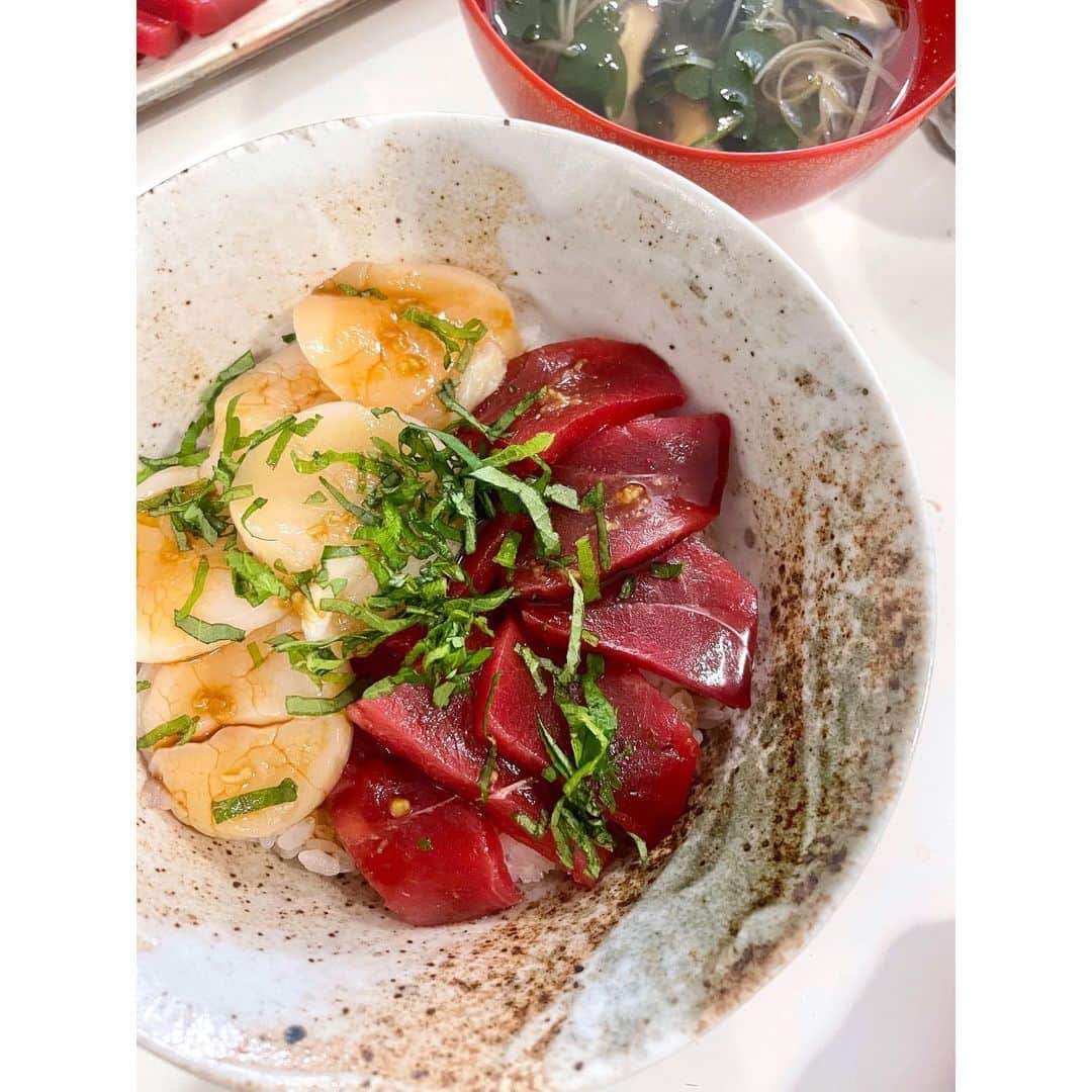 真野恵里菜さんのインスタグラム写真 - (真野恵里菜Instagram)「🍽️ 撮ってあったここ1ヶ月くらいの家ご飯！ 5枚目までは夕飯🌙 6枚目からはお昼ご飯☀️ . . 最近は鶏胸肉を茹でてほぐしたものを バンバンジー風サラダにしたり トマトに乗せて中華風ドレッシングを作ってかけたり 野菜と一緒にオムレツに入れたりするのにハマってます🤗 . . 夜はおかず色々スタイル🍚 お昼は丼ものやパスタ、オムライスに サラダやスープを添えることが多いです🍝🥗 . . 暑くなってきたから ポン酢やお酢を使ったさっぱりメニューが今後は増えそう🤭 みんなはもう夕飯を食べ終えたかな？？🍚 #まのごはん #いつかの夕飯 #いつかの昼食 #おうちごはん #我が家の食卓 #スペイン生活 #しっかり食べよう #料理記録 #献立記録」4月30日 20時55分 - erinamano_official