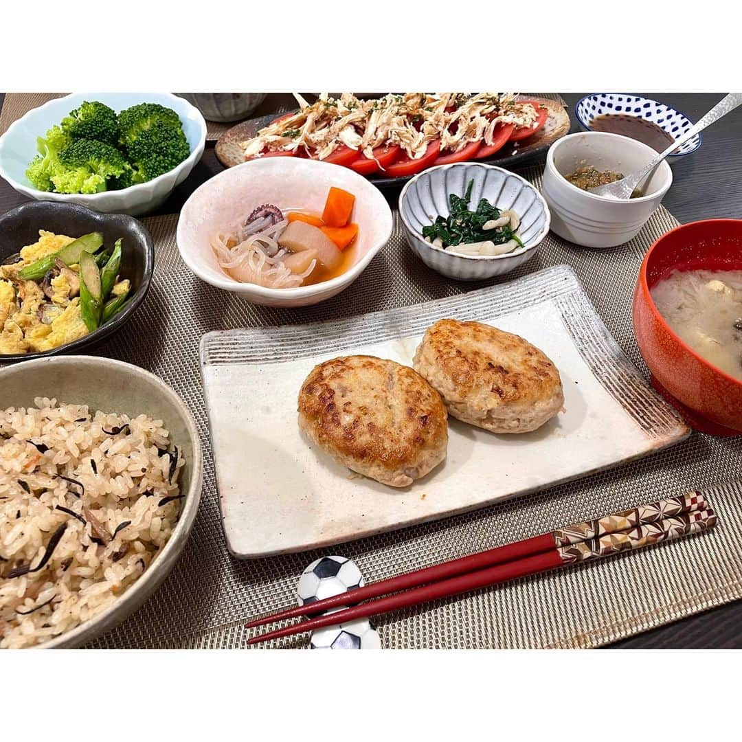 真野恵里菜さんのインスタグラム写真 - (真野恵里菜Instagram)「🍽️ 撮ってあったここ1ヶ月くらいの家ご飯！ 5枚目までは夕飯🌙 6枚目からはお昼ご飯☀️ . . 最近は鶏胸肉を茹でてほぐしたものを バンバンジー風サラダにしたり トマトに乗せて中華風ドレッシングを作ってかけたり 野菜と一緒にオムレツに入れたりするのにハマってます🤗 . . 夜はおかず色々スタイル🍚 お昼は丼ものやパスタ、オムライスに サラダやスープを添えることが多いです🍝🥗 . . 暑くなってきたから ポン酢やお酢を使ったさっぱりメニューが今後は増えそう🤭 みんなはもう夕飯を食べ終えたかな？？🍚 #まのごはん #いつかの夕飯 #いつかの昼食 #おうちごはん #我が家の食卓 #スペイン生活 #しっかり食べよう #料理記録 #献立記録」4月30日 20時55分 - erinamano_official