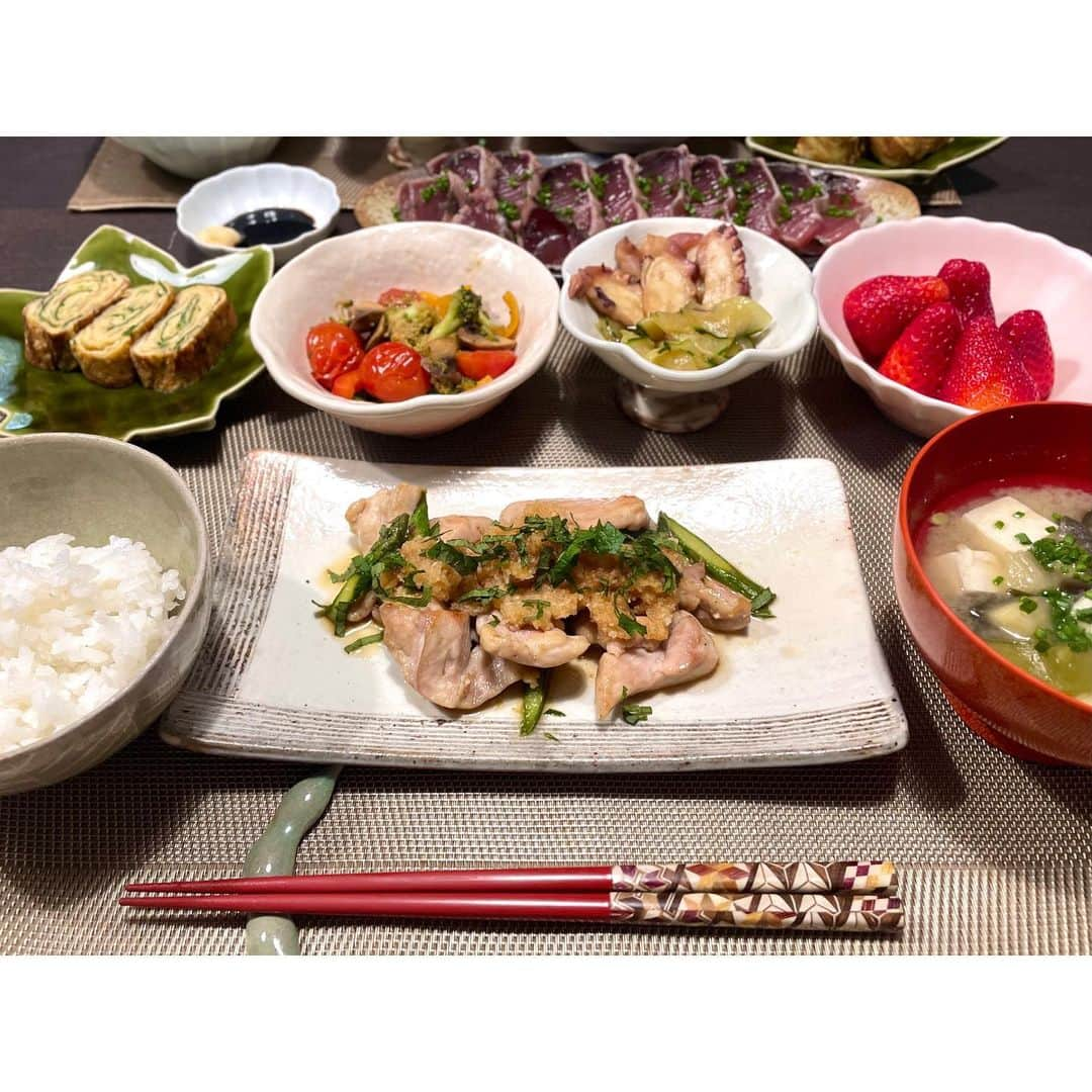 真野恵里菜さんのインスタグラム写真 - (真野恵里菜Instagram)「🍽️ 撮ってあったここ1ヶ月くらいの家ご飯！ 5枚目までは夕飯🌙 6枚目からはお昼ご飯☀️ . . 最近は鶏胸肉を茹でてほぐしたものを バンバンジー風サラダにしたり トマトに乗せて中華風ドレッシングを作ってかけたり 野菜と一緒にオムレツに入れたりするのにハマってます🤗 . . 夜はおかず色々スタイル🍚 お昼は丼ものやパスタ、オムライスに サラダやスープを添えることが多いです🍝🥗 . . 暑くなってきたから ポン酢やお酢を使ったさっぱりメニューが今後は増えそう🤭 みんなはもう夕飯を食べ終えたかな？？🍚 #まのごはん #いつかの夕飯 #いつかの昼食 #おうちごはん #我が家の食卓 #スペイン生活 #しっかり食べよう #料理記録 #献立記録」4月30日 20時55分 - erinamano_official