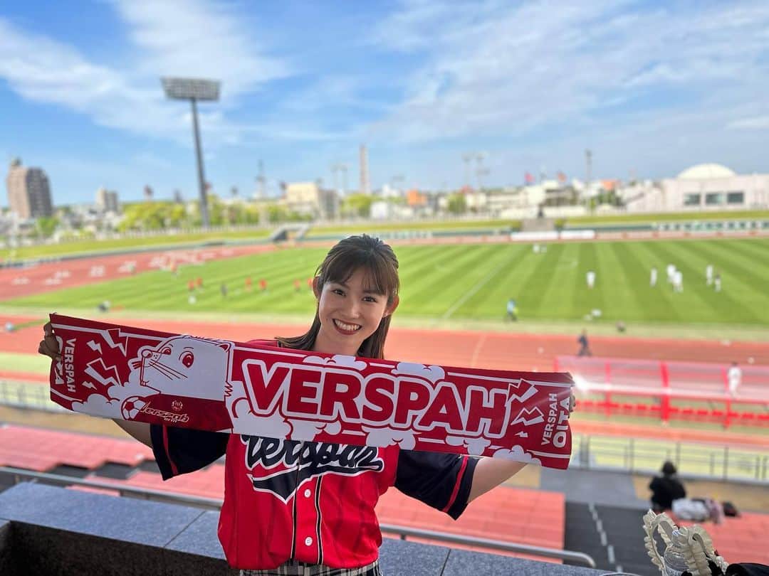 のインスタグラム：「ヴェルスパ大分⚽️ ご来場頂き、ありがとうございました！！！ スタジアムDJとして初参戦致しました🫡  天気にも恵まれ！！ 会場の雰囲気も良く！！ 暖かいサポーターの皆さん、スタッフの皆さんと一緒に会場を赤色で染めることができ、嬉しかったです♨️  勝つことはできませんでしたが、次戦勝利を信じて❤️‍🔥一緒に戦いましょう！！  次戦のHome gameは…  5/28 13:00kickoff  vs鈴鹿ポイントゲッターズ 場所はレゾナックサッカー・ラグビー場Ａコートです。 スタジアムDJとして参加致します♨️よろしくお願い致します！！  📸McMAXさんとのスタジアムDJ！！圧倒的安心感🙏🙏🙏ありがとうございました⚽️  📸えとう窓口さん！！！ラジオ📻で行くよ！！と話して下さり、本当に来て下さりました😭お会いできて、嬉しかったです🥰  #ヴェルスパ大分　#jfl #大分　#oita #サッカー　#soccer #スタジアムdj」