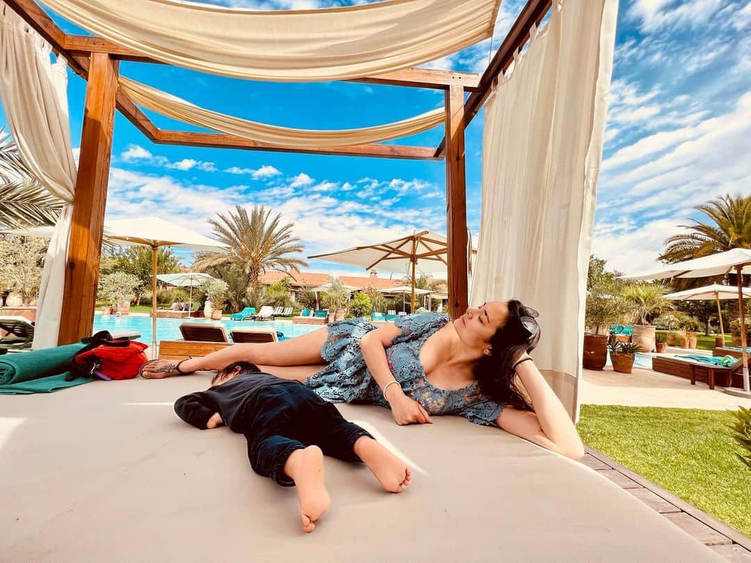 加賀美セイラのインスタグラム：「#Morocco w my nephew🧞‍♀️🧞‍♂️ 甥っ子と😴」