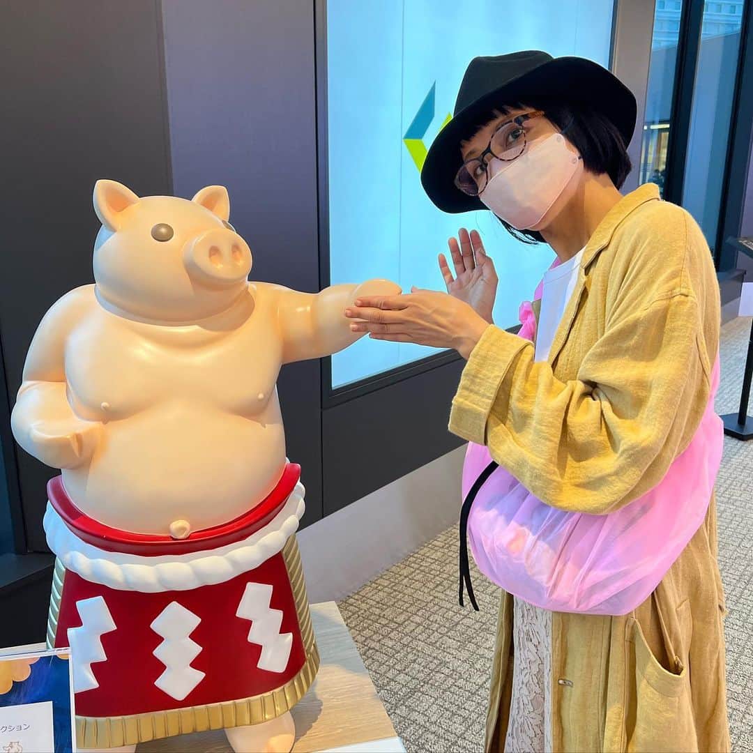 奥井亜紀のインスタグラム：「矢場とん 食べたことないねん。 いつか食べたいねん。 名古屋で会おうね💓 #お散歩は三歩でも良し  #空港が好き #ピンクバッグを持ちたかった日」