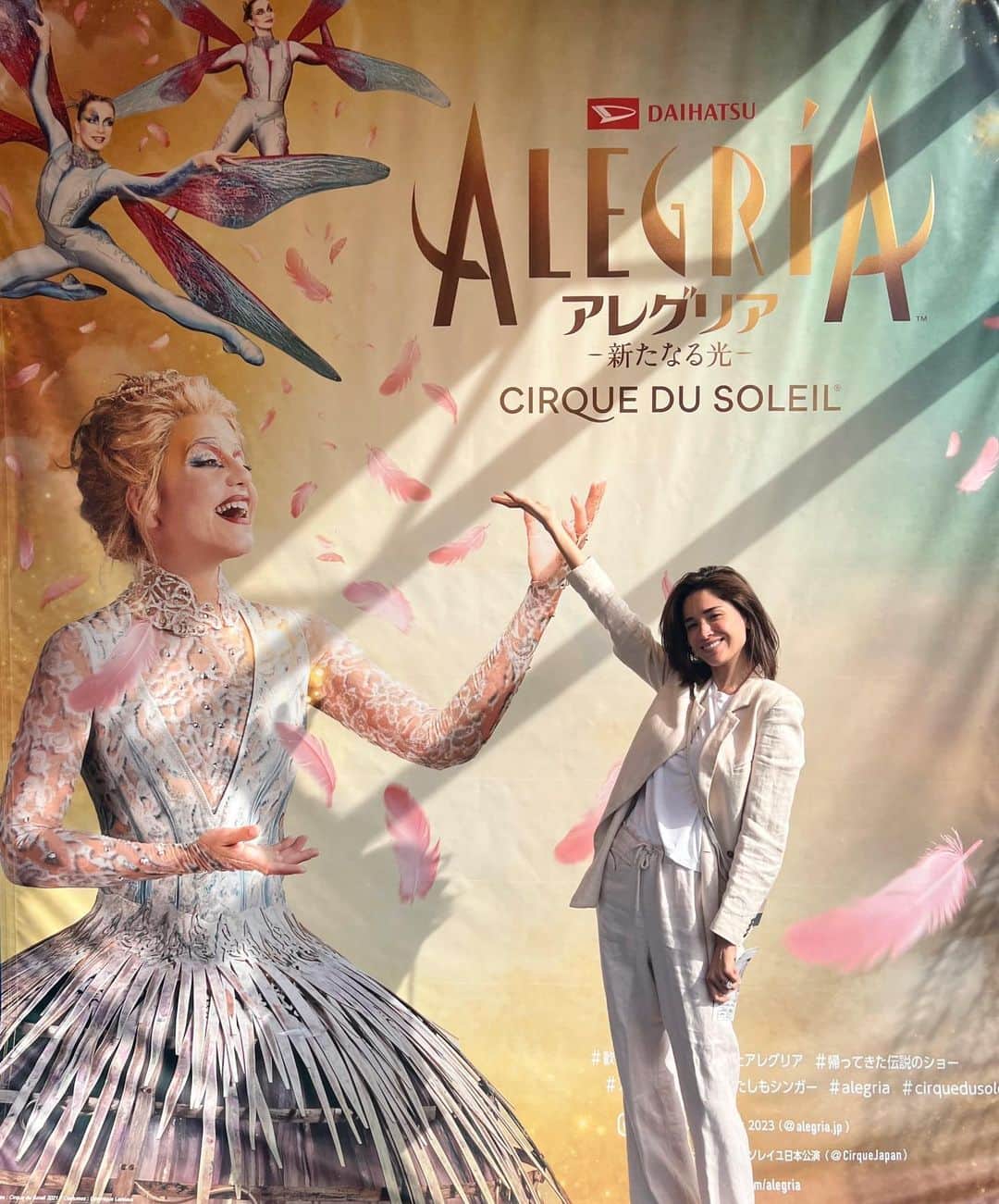 ケリーのインスタグラム：「@alegria.jp を見に行ってきました🎪✨  シルクドソレイユは3回見に行った事があって、『アレグリア』は15年前ぐらいに東京でやっていたとき見に行って、今回は2回目です👀 さらにレベルアップされてて迫力が凄かった‼️  パフォーマンスが素晴らし過ぎて、心が動かされます。感動しました。🥲🥹🙏 見に行けるチャンスかあったら絶対行った方がいい！🤡❤️✨  #alegria#cirquedusoleil#シルクドソレイユ#アレグリア」