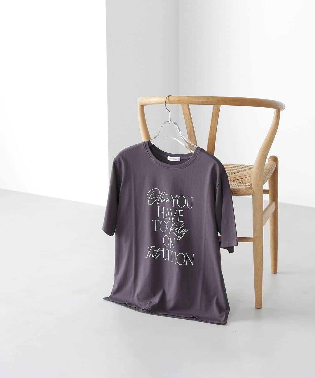 NATURAL BEAUTY BASICのインスタグラム：「2023 early summer PRE ORDER.  ✔ミックスフォントロゴTシャツ ¥3,960 tax in color:チャコール/オフ/ブルー size:FR #0173160510 5月中旬-下旬入荷予定  夏に欠かせないロゴTシャツシリーズ。 ドロップショルダーにボクシーなサイズ感で体のラインも拾いにくいリラクシーなロゴTシャツは、大きめのミックスされたフォントデザインが新鮮なアクセント。 1枚はもちろん、さらりとジャケットを纏えば抜け感のある着こなしに。  #ロゴTシャツ #ロゴT #Tシャツ #サマーコーデ #夏先取 #夏コーデ #初夏 #お出かけコーデ #カジュアルコーデ  #オフィスコーデ #オフィスカジュアル #通勤コーデ #大人可愛い #カラーコーデ #着回しコーデ #きれいめカジュアル #大人カジュアル #ベーシックコーデ #ベーシック #ナチュラルコーデ #トレンドスタイル #シンプルコーデ #ナチュラルビューティーベーシック #naturalbeautybasic」