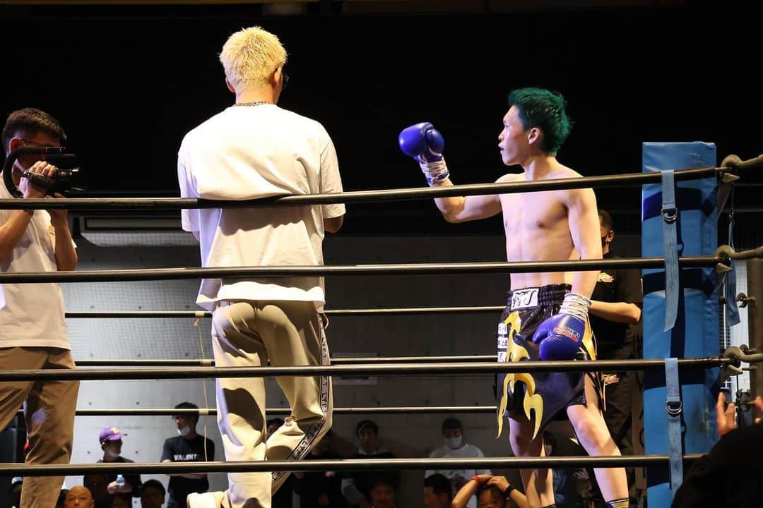 原口健飛さんのインスタグラム写真 - (原口健飛Instagram)「FFTのプロ2人が本日2戦2勝でやってくれました🔥  最近チームメンバーも増えたり試合の勝利率もめちゃくちゃ 良くてチームで成長できてるのを実感して素直に嬉しいね🔥 そろそろRISEデビューもさせていきたいな👊🏽  俺も選手兼チームのリーダーとしてまだまだ上目指して ぶち上げています👊🏽騎士、純平おめでとう！！  ※洸誓さんに会えた嬉しかった最高ーーーー！！！  #原口健飛 #fft」4月30日 21時05分 - h_k_fft