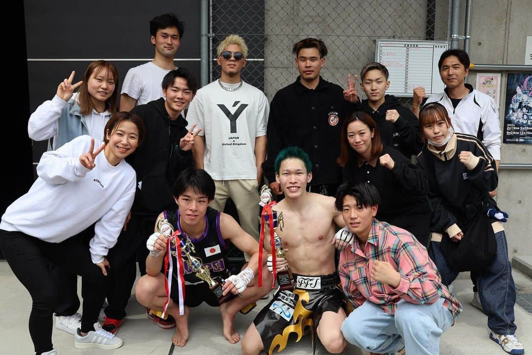 原口健飛さんのインスタグラム写真 - (原口健飛Instagram)「FFTのプロ2人が本日2戦2勝でやってくれました🔥  最近チームメンバーも増えたり試合の勝利率もめちゃくちゃ 良くてチームで成長できてるのを実感して素直に嬉しいね🔥 そろそろRISEデビューもさせていきたいな👊🏽  俺も選手兼チームのリーダーとしてまだまだ上目指して ぶち上げています👊🏽騎士、純平おめでとう！！  ※洸誓さんに会えた嬉しかった最高ーーーー！！！  #原口健飛 #fft」4月30日 21時05分 - h_k_fft