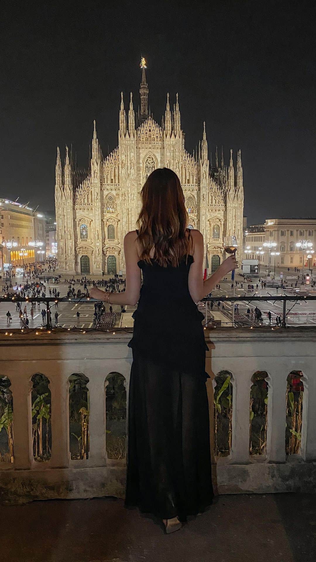 バーボラ・コディトヴァのインスタグラム：「From day to night in Milano! Wearing @revolve dress #RevolveMe ✨」