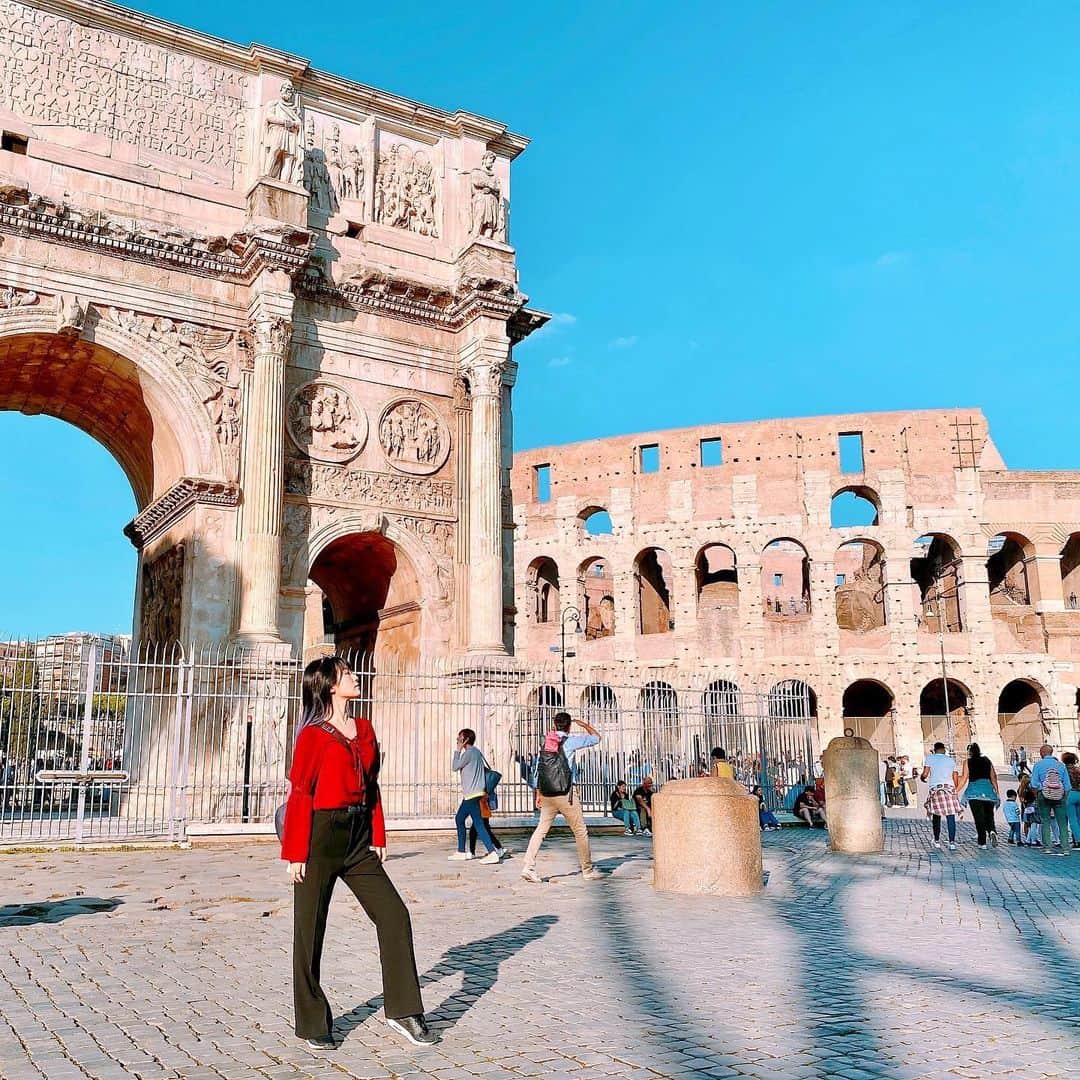 常深史織のインスタグラム：「#ローマ 🇮🇹 #コロッセオ 想像してたよりとても大きくて 迫力が凄い  周りには#フォロロマーノ や #パラティーノの丘 など遺跡がたくさんあって ドラクエの世界を歩いてる感覚に💕 RPG好きにはたまらない〜  次の目的地まで歩いてるだけで ときめける場所ってなかなかないよなぁ🏟️  #ヨーロッパ周遊 #イタリア旅行 #ローマの休日  ーーーーーーーーーーーー  最近話題の24時間コンビニジム#chocoZAPに入会してみた🏃‍♀️ 運動だけじゃなくて、セルフエステやセルフ脱毛器もあるから美意識上がる！  月額2980円は続けやすい⭕  2023年4月1日から5月15日まで 入会金・事務手数料無料らしいよ✨  私の紹介コード「52IZ5MP5」を入れて契約すると最大3,600円OFF✨  @chocozap_official  #チョコザップ #ジム #ダイエットジム #セルフエステ #セルフ脱毛」