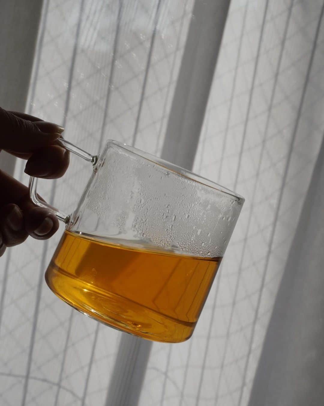 izu（出岡美咲）さんのインスタグラム写真 - (izu（出岡美咲）Instagram)「Memories📷  1/ @herbacie_official @reikamarianna さんの ハーブティー。 美味しくって、もう無くなりそうな程毎日飲んでます。最近のおうちでのほっと和らぐ癒し時間。  2.3/ お茶好きと言うこともあり、我が家はお皿よりカップが断然多いのですが 最近の新入りカップ。フォルムがたまらなくかわいくって 手に取る度に'かわいいなぁ'って思いながらお茶や珈琲を楽しんでます。  4.5.6/ 友達のたくまが美味しいお店を始めるので、プレオープンにお邪魔しました。たくまのご飯が食べられるの嬉しい！ @happy_takuma  @t____nishihara  たまたまアンリと私服が丸かぶりして、会った瞬間にお互い笑いました。 今週も、よく食べ、よく笑った。  #memories #最近のイロイロ #日常」4月30日 21時01分 - izu_stagram