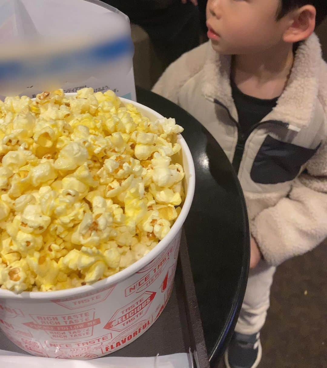 室谷香菜子さんのインスタグラム写真 - (室谷香菜子Instagram)「約一年半ぶりの 映画館での映画鑑賞に胸躍りました。 息子の映画館デビューは 『ザ・スーパーマリオブラザーズ・ムービー』。  ※感想は、5月2日のHBCラジオ「アフタービート！」で☆  #映画館 #映画デビュー #スーパーマリオ #マリオカート #ピーチ姫かっこよかった #4歳男の子 #男の子のママ #4歳 #男の子 #保育園ママ #子育てママ #子育てあるある #ママと息子 #息子の成長 #北海道 #札幌 #kidsgram #子育て日記 #ママライフ」4月30日 21時03分 - hbc_muroyakanako