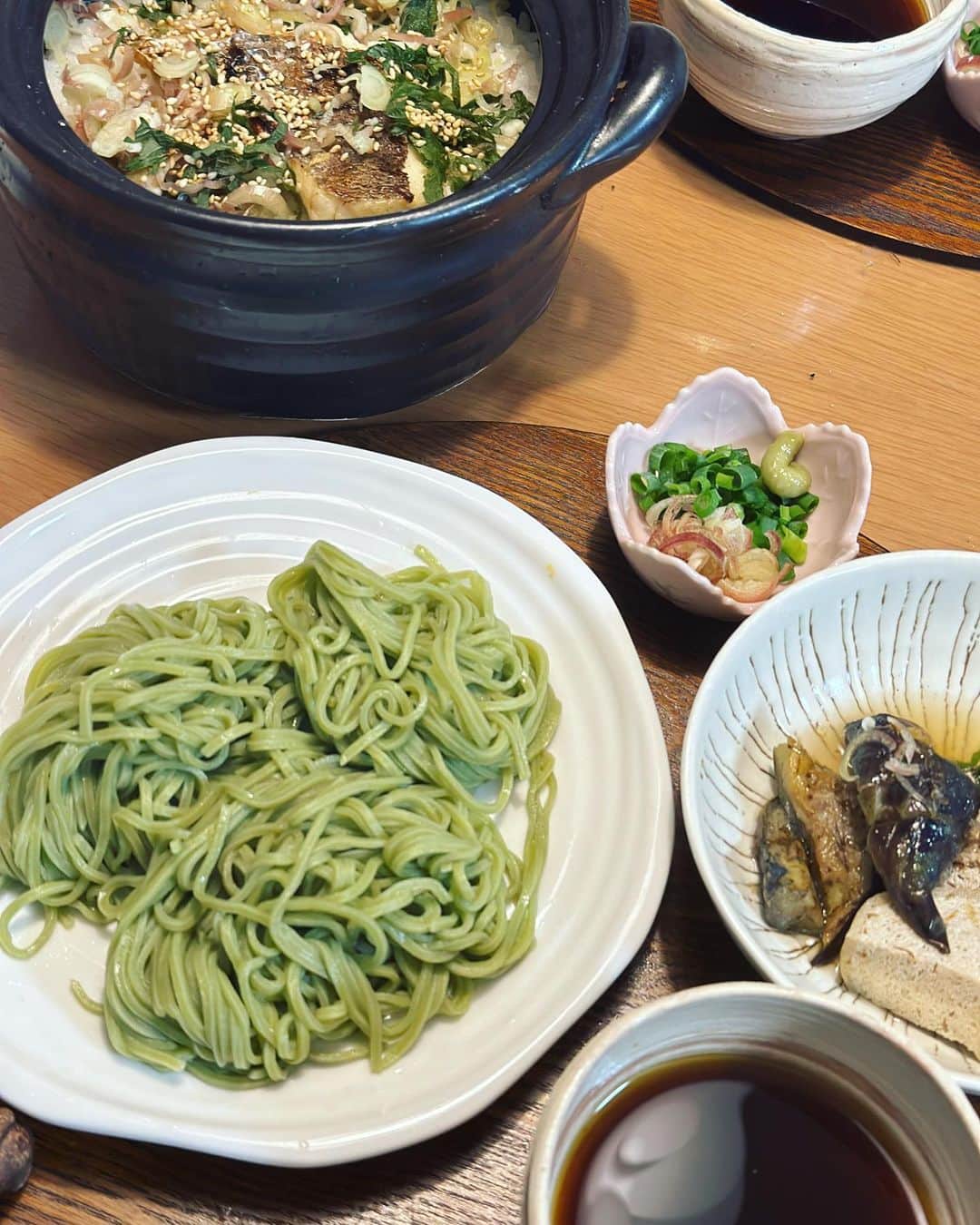 星那美月さんのインスタグラム写真 - (星那美月Instagram)「まゆさんに貰った鯛を1匹冷凍してたやつで鯛飯😚と、茶そばと茄子の揚げ浸し🍆  #dinner #おうちごはん」4月30日 21時13分 - mitsukihoshina