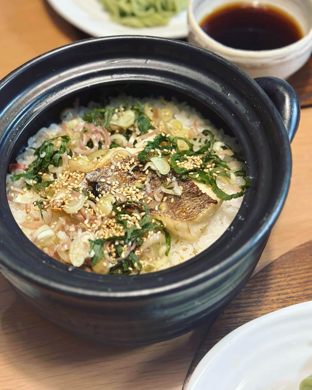 星那美月さんのインスタグラム写真 - (星那美月Instagram)「まゆさんに貰った鯛を1匹冷凍してたやつで鯛飯😚と、茶そばと茄子の揚げ浸し🍆  #dinner #おうちごはん」4月30日 21時13分 - mitsukihoshina