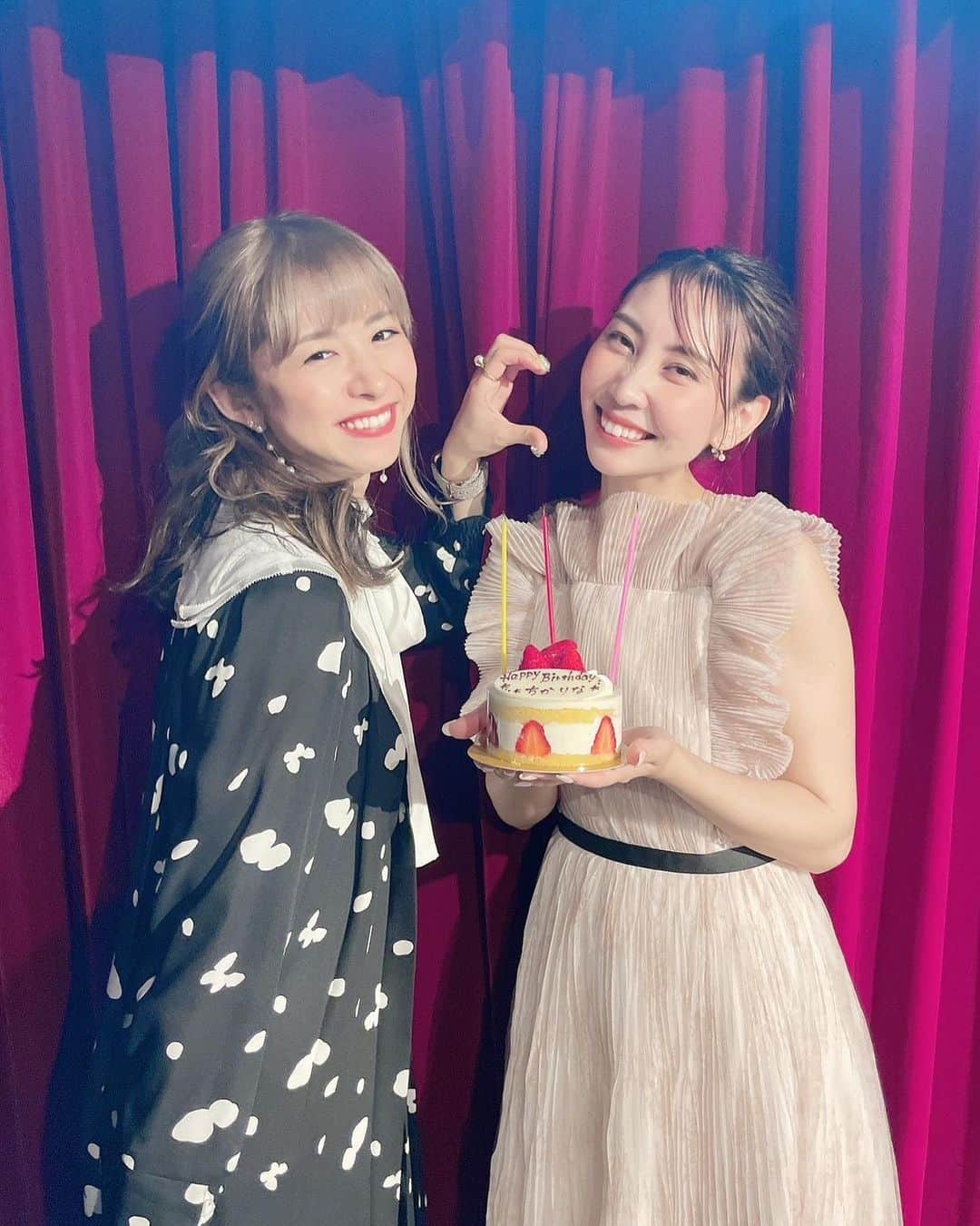 槙田紗子のインスタグラム：「ちかちゃんのバースデーイベントに出演させてもらいました🥰 ちかちゃんのオタクに初めて会った🥰 みんな優しかった🥰 やぱ推しとオタクは似るよね🥰  とっても幸せ空間でした🫶🏻 改めてちかちゃんおめでとう🫶🏻  #近野莉菜 #槙田紗子」