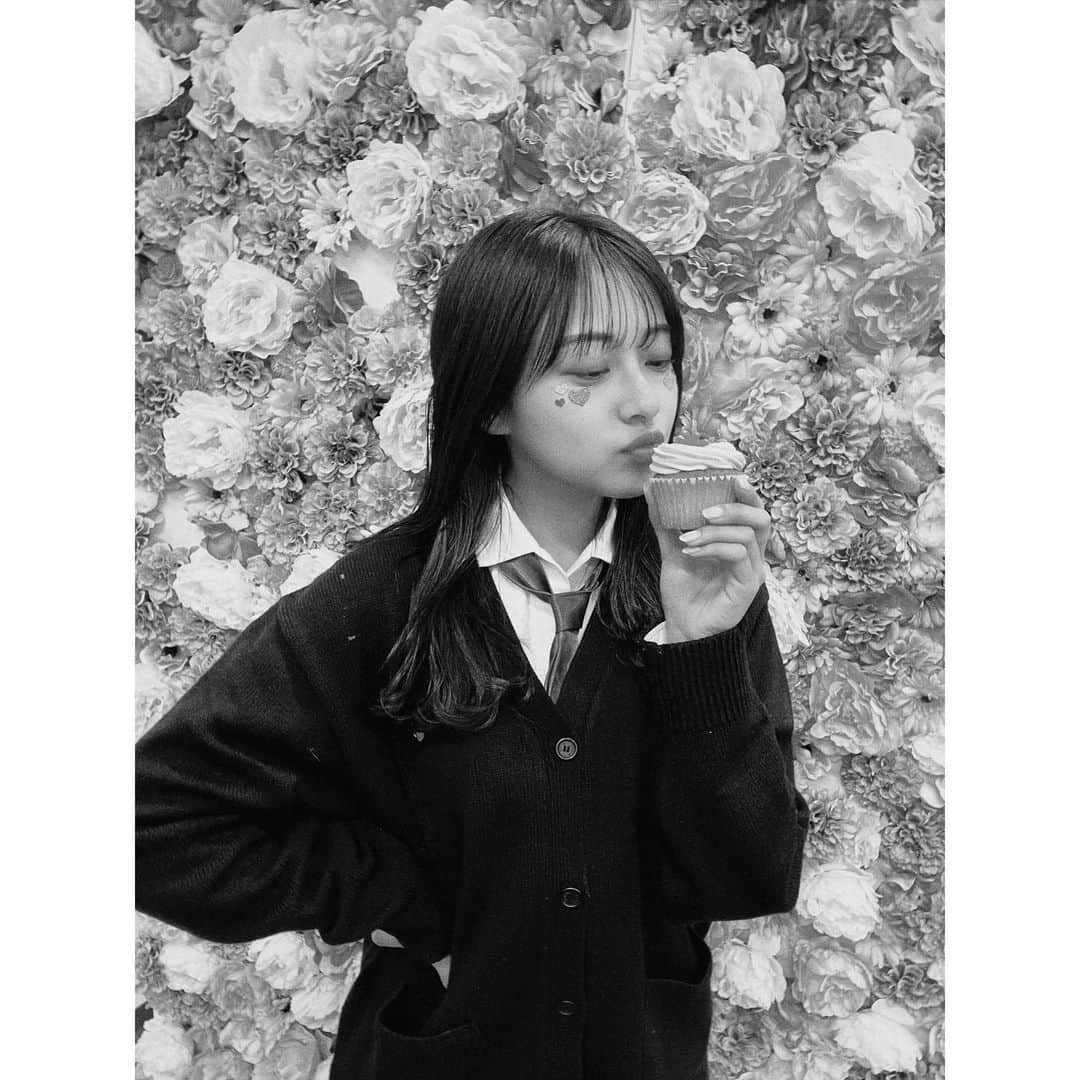 千葉祐夕のインスタグラム：「2枚目カラーで載せたつもりだったのに白黒載せてて載せ直したー！笑  カップケーキかわいい .. ❕🩷笑」
