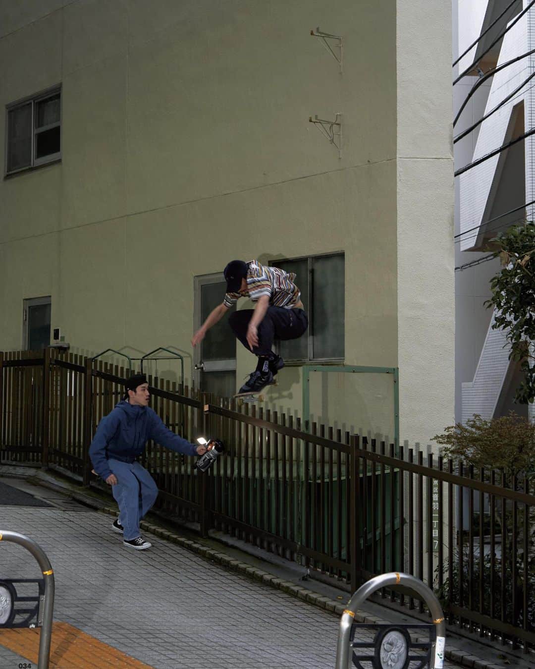 GRINDのインスタグラム：「. Paul Smith + POP TRADING COMPANY for GRIND Vol.106 2023 SPRING/SUMMER  「YOPPARAI KAMISAWA」  4月20日にローンチされた〈ポール・スミス〉と〈ポップ トレーディングカンパニー〉のコラボレーションを記念した、グローバルキャンペーンの撮影を東京で敢行。〈ポップ トレーディングカンパニー〉の4人のライダー、アレクス、パスカル、ローガン、イッセイとともに、東京で過ごした強烈な日々を収めたビジュアルから、彼らの人柄含めてその魅力を体感してほしい。スケートボード、桜、居酒屋、スナック、ゲームセンター。すべてがリアルで、偽りないストリートの在り方。  Model_Issey Kumatani Photo_Haruki Matsui Edit_Shuhei Kawada  #grind #grindmagazine #unexpected #paulsmith #poptradingcompany」
