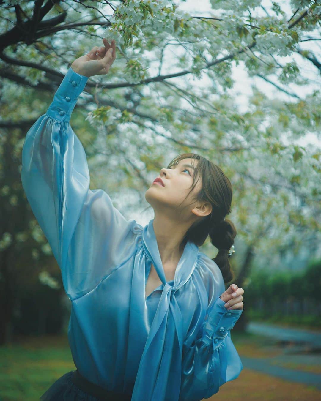 新保里歩のインスタグラム：「明日から5月🌱  あっという間ですね😳  別のデータもいただいたので📷🫧  📷 @mackey_mackin  💄 @marutani__ko 👗 @dai_ze3048」