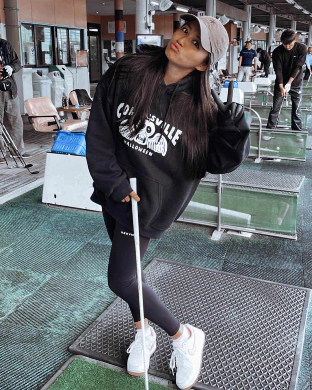清水香澄のインスタグラム：「. あったかくなってきたので ゴルフの練習はじめました⛳️  お手柔らかにおねがいします👦🏽  #ゴルフ女子」