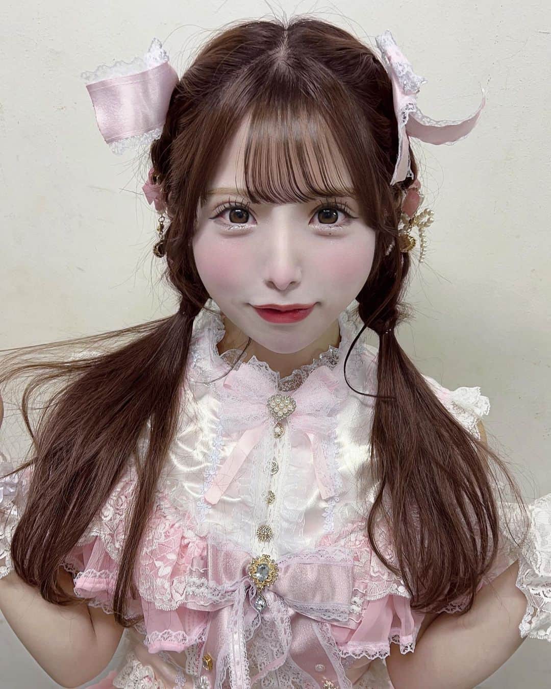 妃美穂のインスタグラム：「🎀  可愛い思い出だたな〜(#' : '#).｡oO(🎀) , , 過去の投稿載せる詐欺して時間経ちすぎてタイミング失っちゃってた🙇‍♂️ 毎回のライブも生誕祭も卒業も全部大切な思い出だから マイペースに載せていこうと思うよ🥹 アイドル時代のロング髪時代再投稿希望してくれた方いたので タイミングくれてありがとう🥰 , ,  #ライブコーデ #ライブ参戦 #可愛い #かわいくなりたい #可愛い子と繋がりたい #セルカ #自撮り #自撮り界隈 #自撮り女子 #量産型ヲタク #量産型 #地雷 #地雷メイク #地雷系女子 #アイドル #地下アイドル #隠しきれないヲタク #ゲーム女子 #引きこもり  #ヘアメ  #巻き髪 #instagood #likesforlike #ふぉろーみー #followme #フォロー大歓迎 #idol #cosplay #韓国好きな人と繋がりたい」