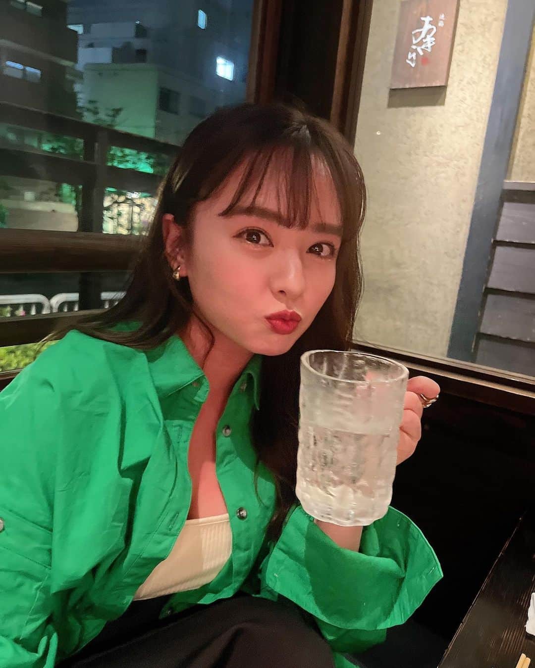山田菜々のインスタグラム：「お酒〜〜☺️♡♡ ちょっと顔赤いけど🥱(ライトも相まって☀️)  仲良しのお友達がお誕生日お祝いしてくれました🎂♡  いつもゆきこまを我が子のように可愛がってくれる🥹💕 ありがとね〜〜😌❤️‍🔥  お祝いって何回してもらっても嬉しいものです〜🫡🎂」