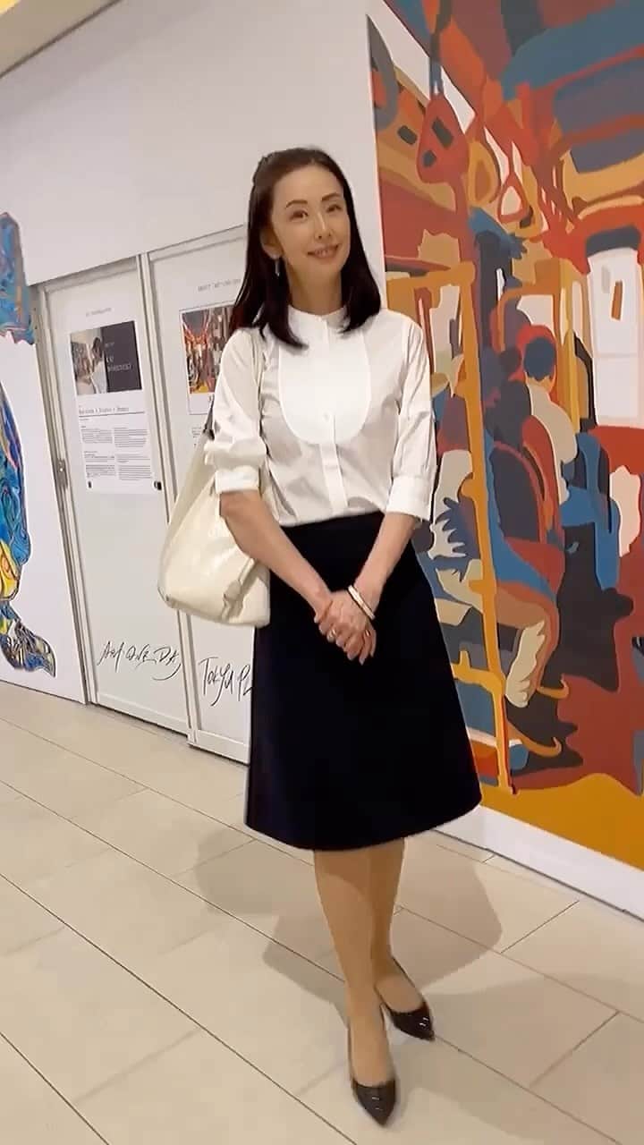 田村翔子のインスタグラム：「先日の打ち合わせ後の寄り道です😊 明日も打ち合わせがあるので、誰かにインスタ用の動画を撮ってもらおうかと。  私のインスタは娘、友人、お店の方、お仕事関係の方からクライアントさんまで、本当に多くの方々に撮っていただいていて、みなさまに感謝です✨  #ライフスタイル#お仕事コーデ#春コーデ#lifestyle#田村翔子」