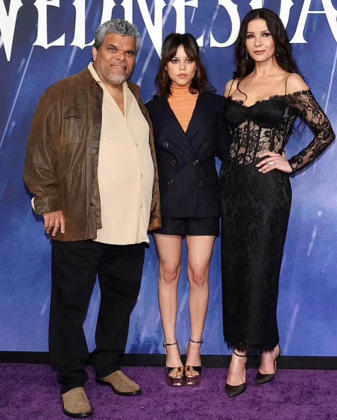 キャサリン・ゼタ・ジョーンズさんのインスタグラム写真 - (キャサリン・ゼタ・ジョーンズInstagram)「Family Time! Fantastic to reunite with my Wednesday Addams family last night in Hollywood. A photo bomb of goth glam🖤 @rasario @andreawazenofficial @xivkarats  Thanks to, @miss_kellyjohnson @brettglam @marandahair」4月30日 21時17分 - catherinezetajones