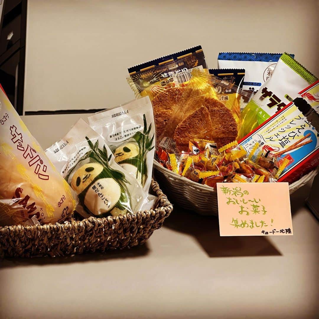 ただすけのインスタグラム：「そんな訳で #thealfee #風の時代 #新潟県民会館 無事終了☺️ 今日もキョードー北陸のケータリングは絶好調でした✨ ♪ツアーは続く〜 貸切ジェットじゃ無いですけども✈️」