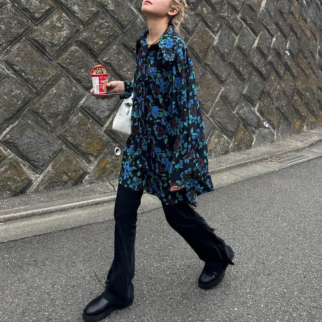 吉成亜美さんのインスタグラム写真 - (吉成亜美Instagram)「本日の身なり。&やっとお手元に来た、可愛い可愛いバッグちゃん。  エナメルだから雨の日も沁みたりしないし、汚れもつきづらいです。  お楽しみにしていてください！」4月30日 21時18分 - amiyoshinari