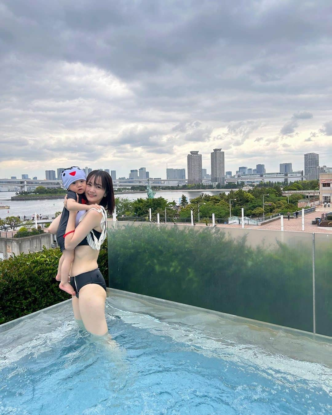 浜田翔子さんのインスタグラム写真 - (浜田翔子Instagram)「実は沖縄前日には Hiltonお台場のプールをおすすめしてもらってたので お友達と行ってきたの🩵🖤🐧（沢山お友達撮ってくれた🥺）  プール教室に行きたいと思いながら中々スケジュールが合わずなのと もし入会したのに毎回大号泣で嫌いとかだと嫌だからどうなのか試したかったのです✨  初プールはビックリしながらも 途中プカプカ気持ちよかったのか 爆睡しました。🤣 お友達は半年違いbaby1歳でお互い初プールなのだけど 顔もつけたり凄い上手だった👏  私がこのプール綺麗で 凄い気に入ってしまったから 沢山通いたい🤣🩶お友達プール集合しましょ笑  沖縄もお台場もどちらもHiltonだった✨  #子供とお出かけ部」4月30日 21時18分 - shoko_hamada