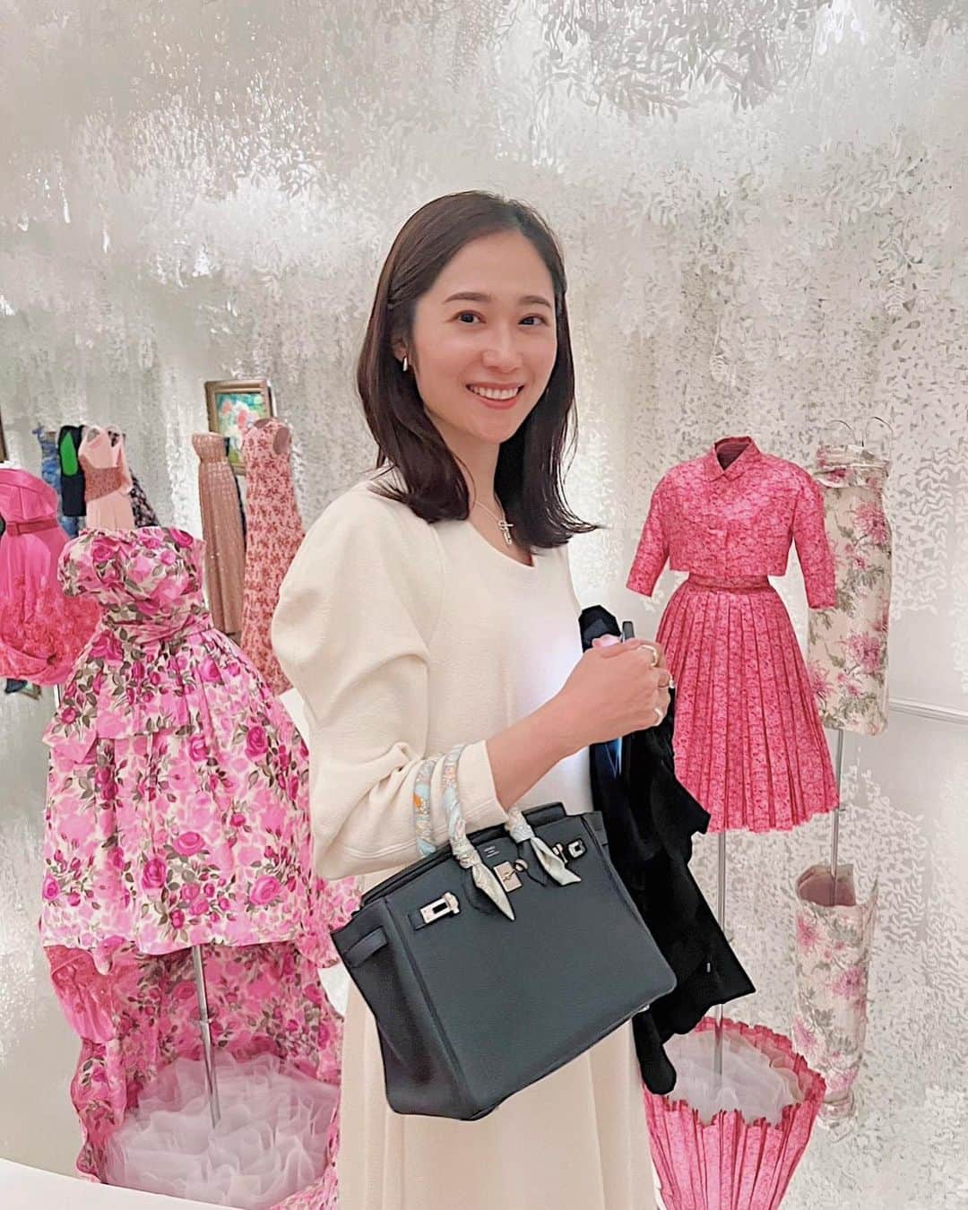 MAOさんのインスタグラム写真 - (MAOInstagram)「👗 人間界のちいかわこと、葉月ちゃんと念願のDIOR展に行ってきたよ‼︎ 圧巻の物量だったのに、テーマ毎とかデザイナー毎に区分けされてたり、ただただ空間演出が凄すぎたりで、DIOR全く詳しくない私でも最後までワクワクきゅんきゅんしながら観られた〜。チケット買えるならもう一回行きたい…。  DIOR展挟んでカフェ2軒はしごして、久々の葉月ちゃんとたくさんお喋りできたし、大充実の美術館デートでした🫶🏻  #dior #dior展 #christiandior #ディオール展 #ディオール #クリスチャンディオール夢のクチュリエ展 #クリスチャンディオール #diordress #diordesignerofdreams #東京都現代美術館 #美術館 #美術館巡り #展覧会 #exhibition #art #birkin #fashion #アート #デザイナー #清澄白河 #清澄白河散歩」4月30日 21時19分 - mao_1206