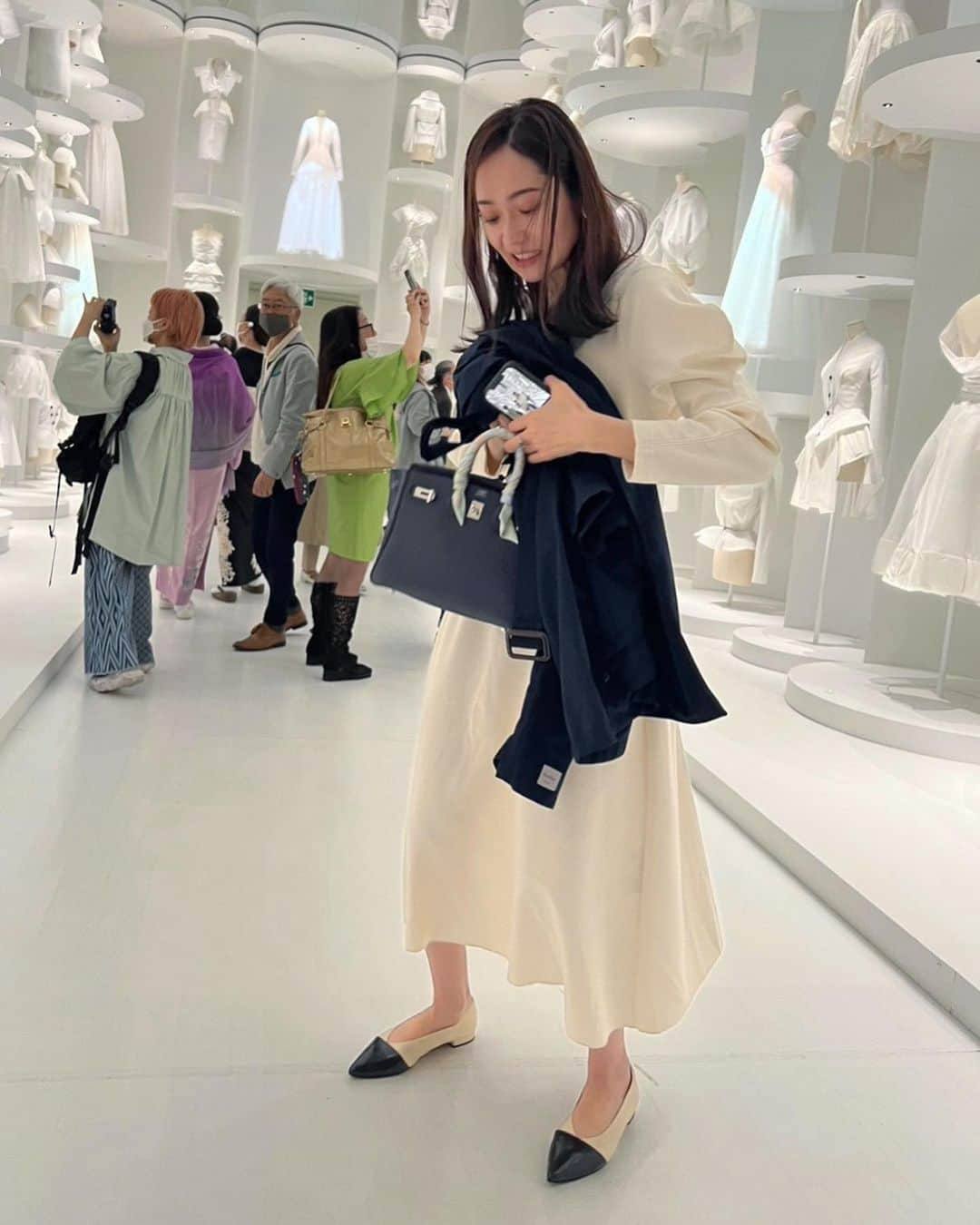 MAOさんのインスタグラム写真 - (MAOInstagram)「👗 人間界のちいかわこと、葉月ちゃんと念願のDIOR展に行ってきたよ‼︎ 圧巻の物量だったのに、テーマ毎とかデザイナー毎に区分けされてたり、ただただ空間演出が凄すぎたりで、DIOR全く詳しくない私でも最後までワクワクきゅんきゅんしながら観られた〜。チケット買えるならもう一回行きたい…。  DIOR展挟んでカフェ2軒はしごして、久々の葉月ちゃんとたくさんお喋りできたし、大充実の美術館デートでした🫶🏻  #dior #dior展 #christiandior #ディオール展 #ディオール #クリスチャンディオール夢のクチュリエ展 #クリスチャンディオール #diordress #diordesignerofdreams #東京都現代美術館 #美術館 #美術館巡り #展覧会 #exhibition #art #birkin #fashion #アート #デザイナー #清澄白河 #清澄白河散歩」4月30日 21時19分 - mao_1206