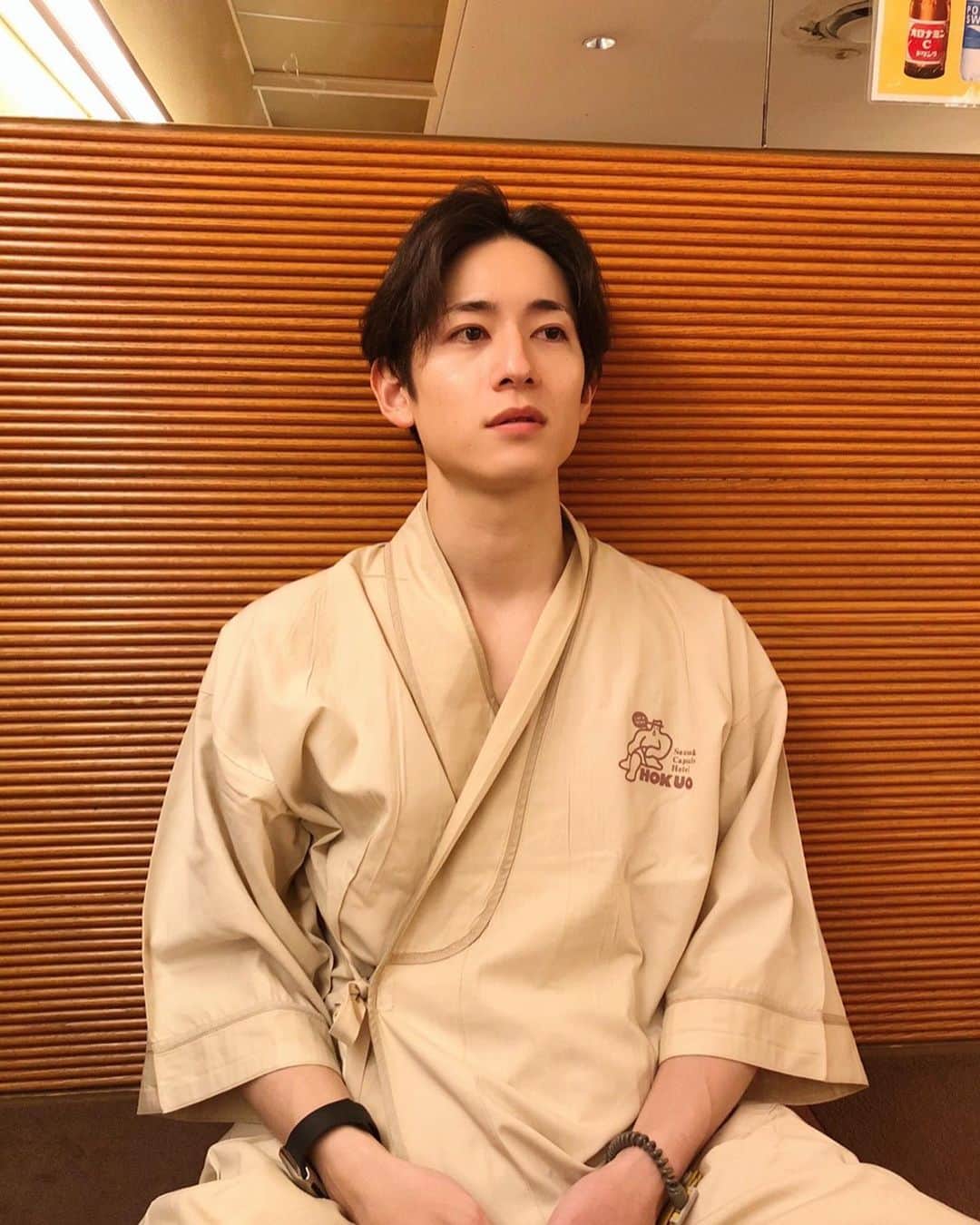 岩城滉太さんのインスタグラム写真 - (岩城滉太Instagram)「上野にある「サウナ＆カプセルホテル 北欧」でととのってきました！  大人気のサウナ。 一度行ってみたかったのですが、最初に言っちゃいますがかなり満足度高いです。  3時間セットなのに気付いたら浴室で2時間半過ごしてました…過去イチびっくりしました。  サ室の温度から外気浴で整うまでが全て絶妙で3セット目の外気浴でガンギマリして気づいたら終了30分前になってたのはかなり焦りました。  サ飯はもちろん「北欧特製カレーライス」です。これも楽しみだった。。 煮込まれたカレーで肉がホロホロしてまってて、燻製オイルを最後にかけたら完璧です。  また、行きたいと心の底から思いました。  #サウナ #サウナ東京 #東京サウナ #サウナーと繋がりたい #サウナ好きと繋がりたい #サウナ好き #サウナ男子 #サ活 #サ活男子」5月1日 18時30分 - kota_iwaki