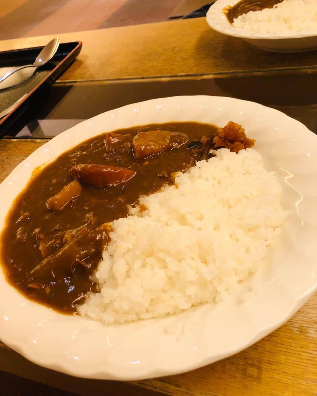 岩城滉太さんのインスタグラム写真 - (岩城滉太Instagram)「上野にある「サウナ＆カプセルホテル 北欧」でととのってきました！  大人気のサウナ。 一度行ってみたかったのですが、最初に言っちゃいますがかなり満足度高いです。  3時間セットなのに気付いたら浴室で2時間半過ごしてました…過去イチびっくりしました。  サ室の温度から外気浴で整うまでが全て絶妙で3セット目の外気浴でガンギマリして気づいたら終了30分前になってたのはかなり焦りました。  サ飯はもちろん「北欧特製カレーライス」です。これも楽しみだった。。 煮込まれたカレーで肉がホロホロしてまってて、燻製オイルを最後にかけたら完璧です。  また、行きたいと心の底から思いました。  #サウナ #サウナ東京 #東京サウナ #サウナーと繋がりたい #サウナ好きと繋がりたい #サウナ好き #サウナ男子 #サ活 #サ活男子」5月1日 18時30分 - kota_iwaki