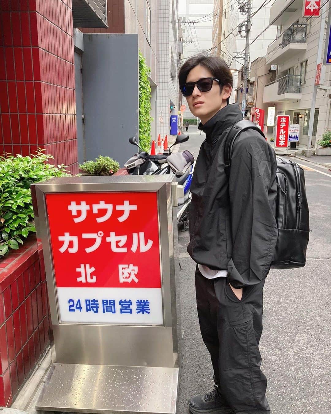 岩城滉太さんのインスタグラム写真 - (岩城滉太Instagram)「上野にある「サウナ＆カプセルホテル 北欧」でととのってきました！  大人気のサウナ。 一度行ってみたかったのですが、最初に言っちゃいますがかなり満足度高いです。  3時間セットなのに気付いたら浴室で2時間半過ごしてました…過去イチびっくりしました。  サ室の温度から外気浴で整うまでが全て絶妙で3セット目の外気浴でガンギマリして気づいたら終了30分前になってたのはかなり焦りました。  サ飯はもちろん「北欧特製カレーライス」です。これも楽しみだった。。 煮込まれたカレーで肉がホロホロしてまってて、燻製オイルを最後にかけたら完璧です。  また、行きたいと心の底から思いました。  #サウナ #サウナ東京 #東京サウナ #サウナーと繋がりたい #サウナ好きと繋がりたい #サウナ好き #サウナ男子 #サ活 #サ活男子」5月1日 18時30分 - kota_iwaki