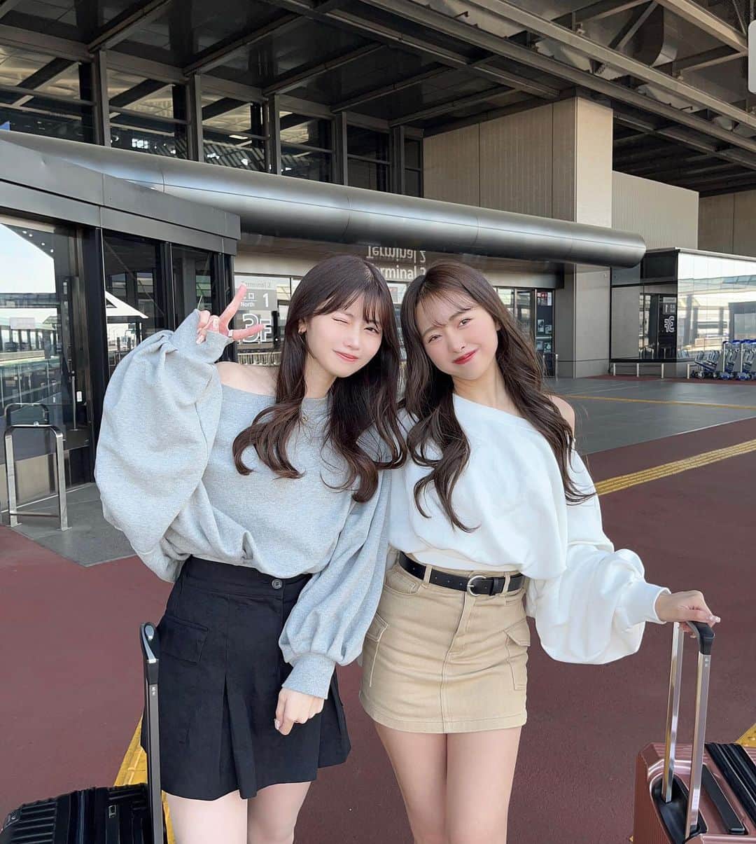 加藤ゆりなのインスタグラム：「ほにと韓国行ったシリーズの写真たくさんすぎて選べなくてめっちゃ時間経ってた🥲  2人で @rili.shopping の @mhr_honi セレクトの洋服きて空港コーデ💭✈️ ほにセンス良すぎ~♥︎♥︎ ほにのセレクト全部普段使いしやすくて、可愛くて🎀  写真ありすぎてじわじわ更新します👍🏻  #成田空港　#空港コーデ　#渡韓 #韓国旅行　#女子旅」